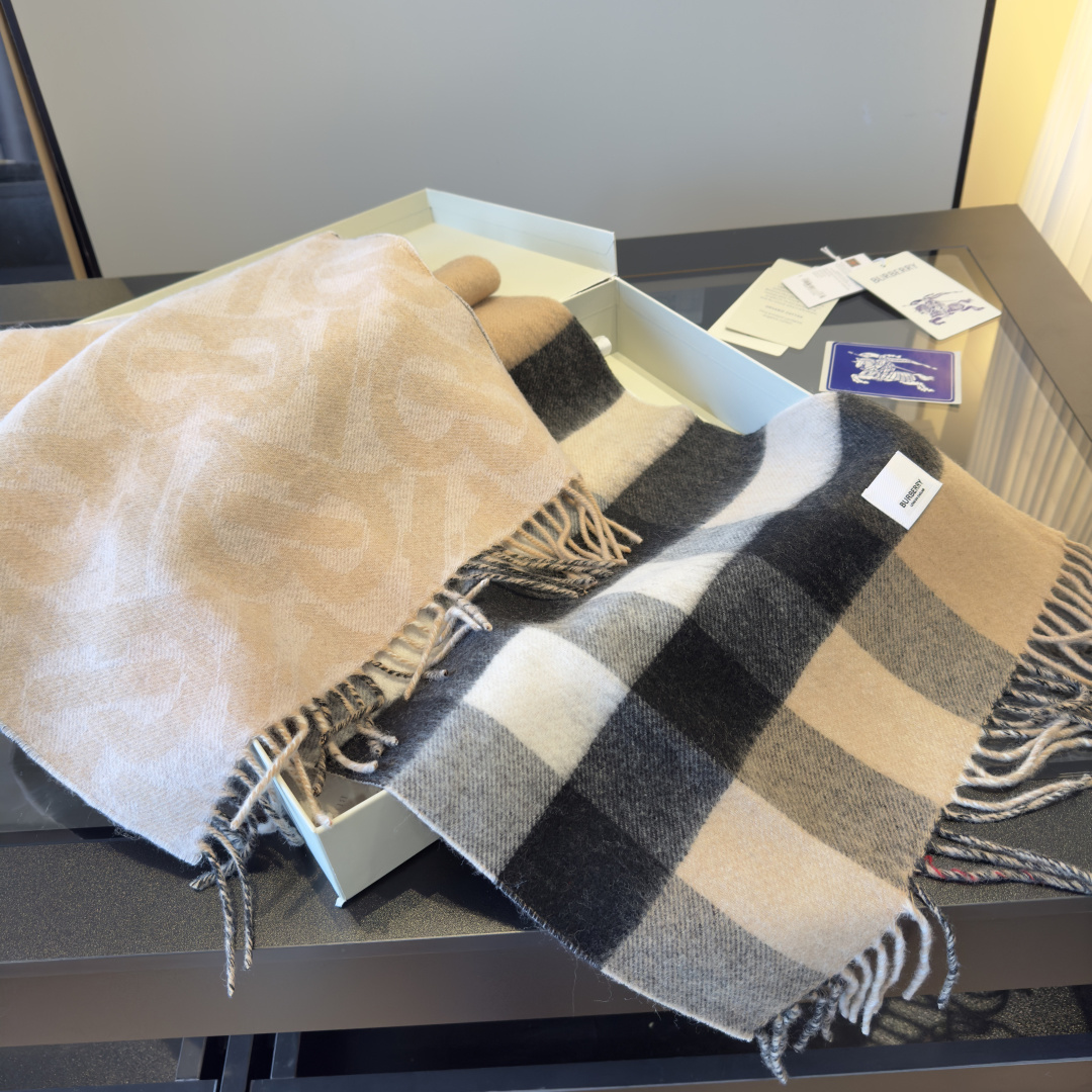Burberry 𝐁𝐮𝐫𝐛𝐞𝐫𝐫𝐲 双面格纹拼TB围巾