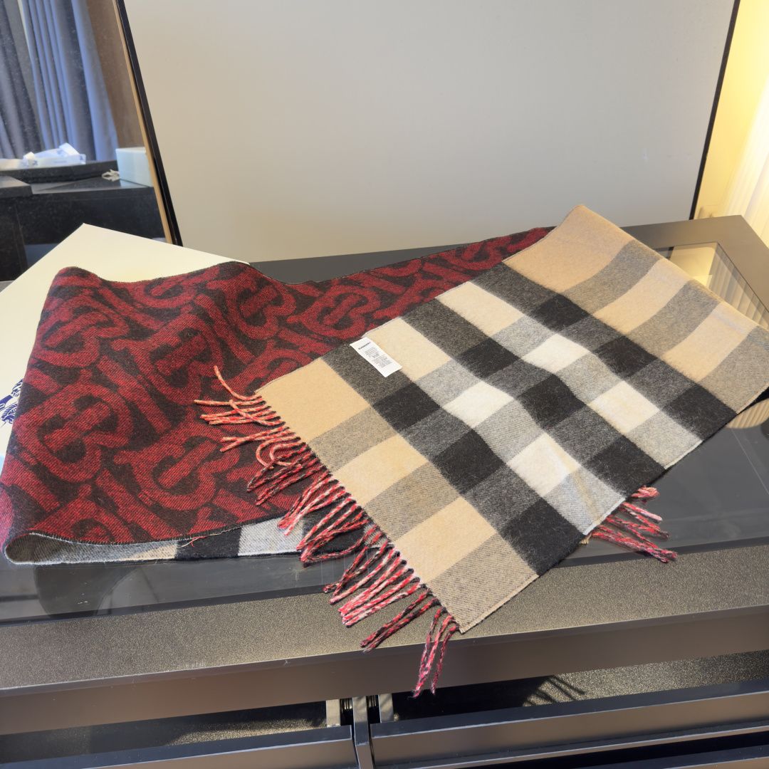 Burberry 𝐁𝐮𝐫𝐛𝐞𝐫𝐫𝐲 双面格纹拼TB围巾