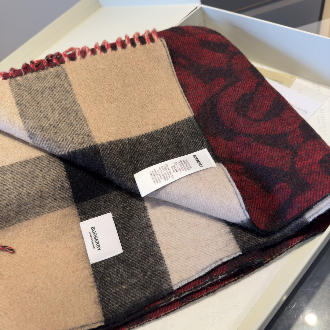 Burberry 𝐁𝐮𝐫𝐛𝐞𝐫𝐫𝐲 双面格纹拼TB围巾