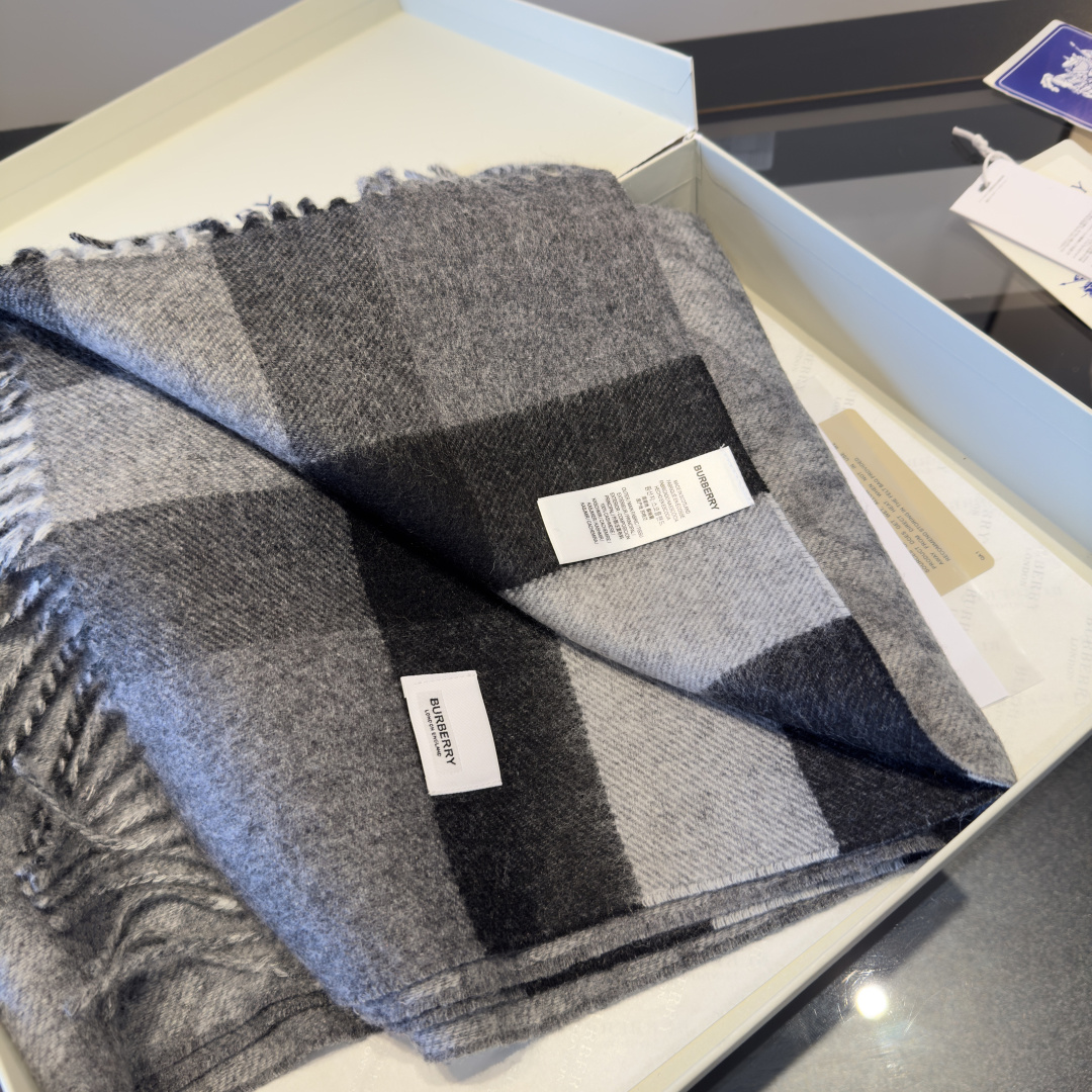 Burberry 𝐁𝐮𝐫𝐛𝐞𝐫𝐫𝐲 双面格纹拼TB围巾