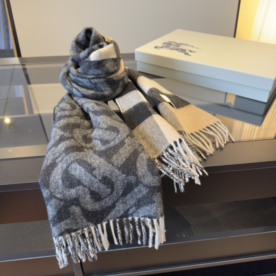 Burberry 𝐁𝐮𝐫𝐛𝐞𝐫𝐫𝐲 双面格纹拼TB围巾