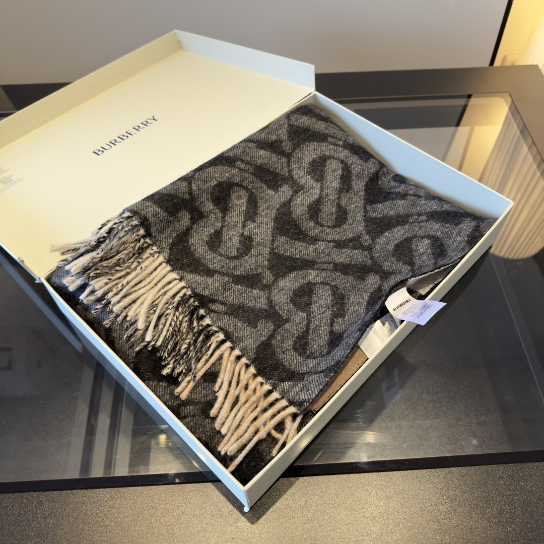 Burberry 𝐁𝐮𝐫𝐛𝐞𝐫𝐫𝐲 双面格纹拼TB围巾