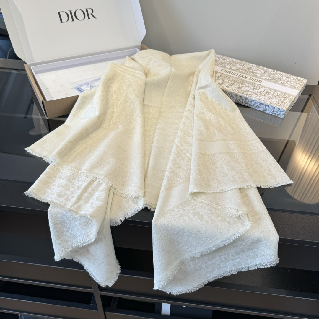 Dior 对版质量 ‍ 【方巾】Dior披肩 字母 搭配丝毛混纺的华美质感，与成衣和配饰系列单品搭配相宜