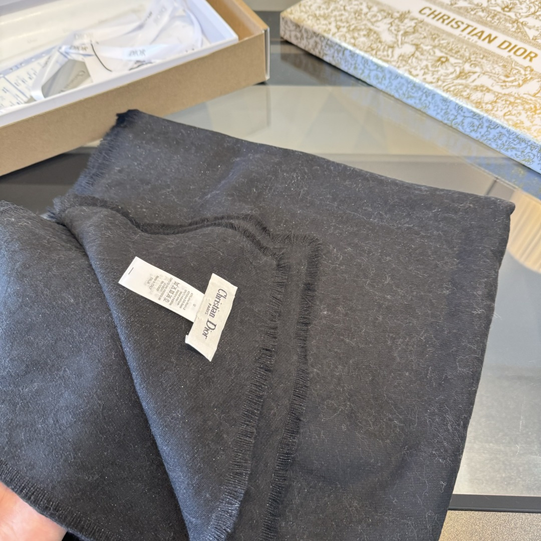 Dior 对版质量 ‍ 【方巾】Dior披肩 字母 搭配丝毛混纺的华美质感，与成衣和配饰系列单品搭配相宜
