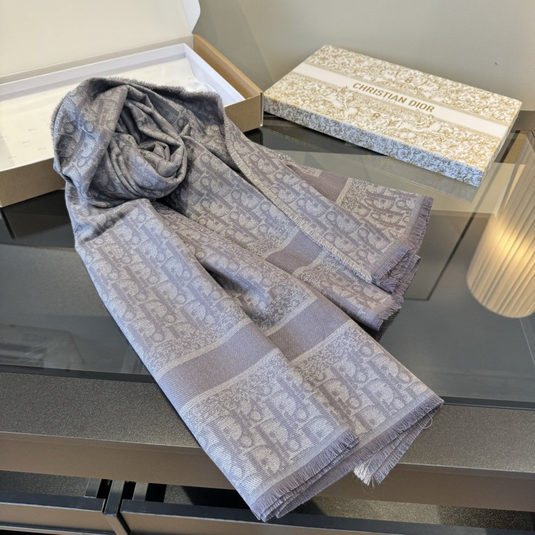 NO:587016,Original pair quality [square scarf] Dior shawl with classic letters and a gorgeous texture of silk-wool blend, suitable for ready-to-wear and accessories. Size 140 x 140cm Fabric 57 wool, 43 silk Dior letter jacquard texture Full width floral high version scarf, high version scarf, dior, real silk, shawls19860909原单对版质量【方巾】Dior披肩经典字母搭配丝毛混纺的华美质感,与成衣和配饰系列单品搭配相宜. 尺寸140 x 140cm 面料 57羊毛,43真丝 Dior字母提花织纹 全幅 花卉高版本围巾,高版本围巾,dior,real silk,shawls,scarf