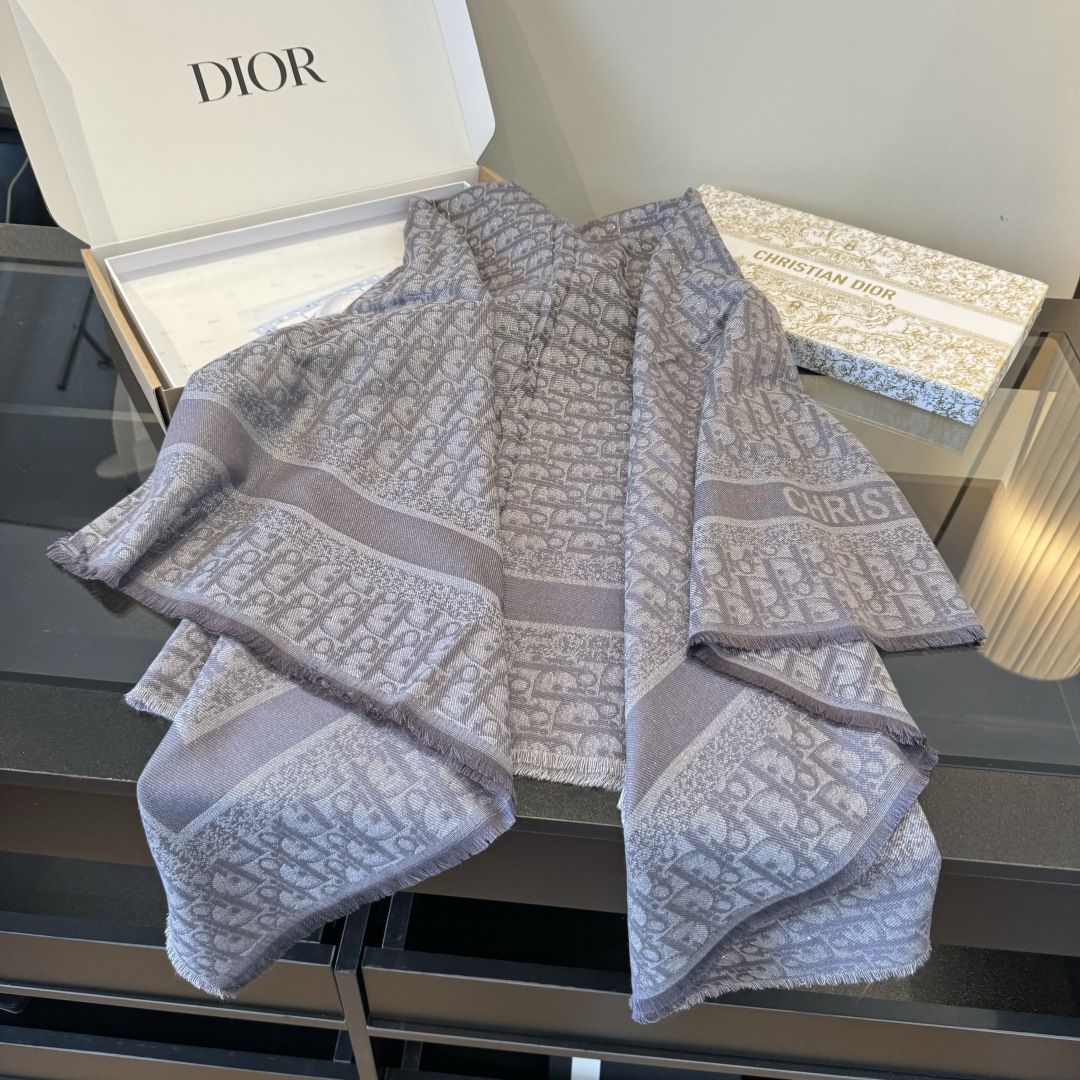 Dior 对版质量 ‍ 【方巾】Dior披肩 字母 搭配丝毛混纺的华美质感，与成衣和配饰系列单品搭配相宜