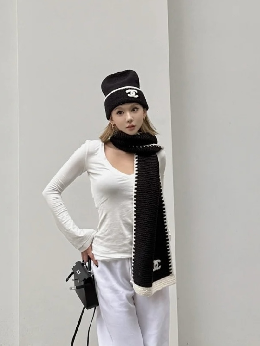 Chanel Chanel香奈儿新款【小香花边针织长巾】美翻了 御用殿堂级 ‼ 新款在售 进口纯羊绒 镶边针织毛线围巾披肩 美丽至极 真的 上身极为衬肤色 百搭 不 自己看吧 ‼围巾尺寸33 170cm