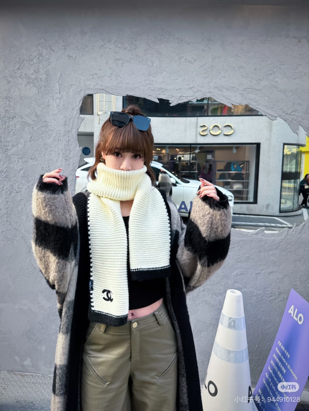 Chanel Chanel香奈儿新款【小香花边针织长巾】美翻了 御用殿堂级 ‼ 新款在售 进口纯羊绒 镶边针织毛线围巾披肩 美丽至极 真的 上身极为衬肤色 百搭 不 自己看吧 ‼围巾尺寸33 170cm