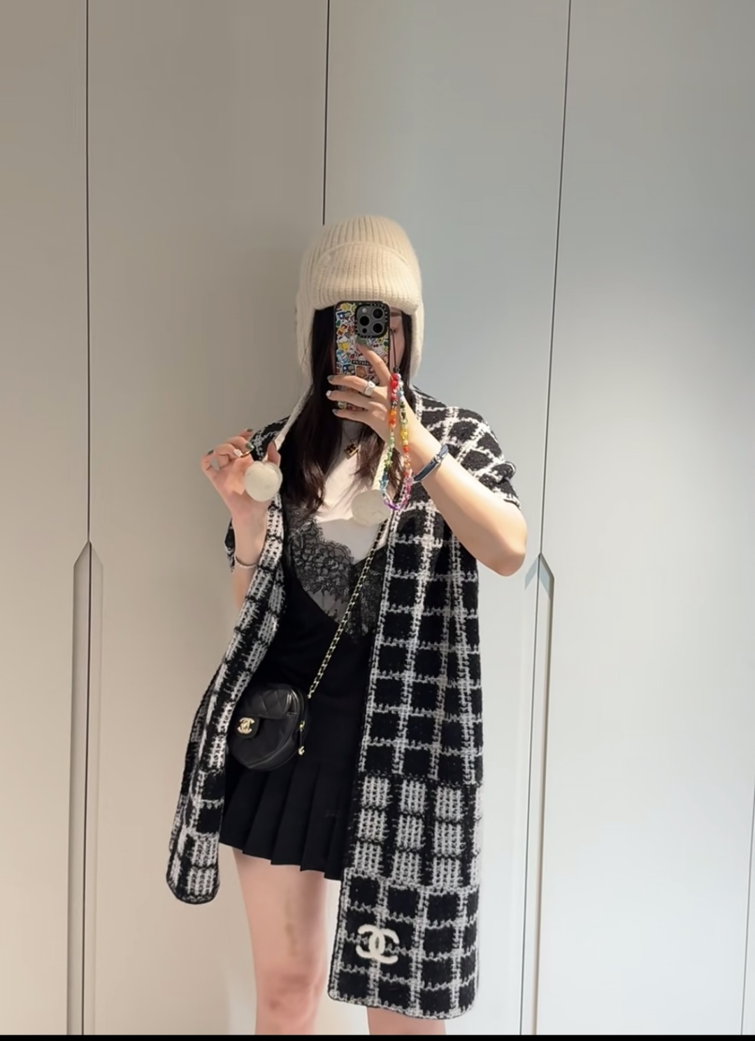 NO:587040,The new Chanel · Chanel’s rare knitted item, gentle color matching, super obsessed with temperament, low-key, quiet and elegant] Highly recommended, it will make your heart beat in a second!  !  !  High-end, luxurious!  eternal!  It’s not the kind of style that goes by in a flash!  !  !  Clothing that maximizes improvement!  Chanel's new color-matching knitted cashmere scarf this year is so beautiful. Sisters who know how to match it must understand. This design can greatly enhance the style and aura in autumn and winter. No matter perfect, beautiful figure or temperament, this design is a tool to quickly and maximize the improvement of clothing. size30*180cm high version scarf, high version scarf, chanel, chanel19860909新款Chanel · 香奈儿难得一见的针织单品,温柔配色,超级迷恋气质低调恬静又不失优雅】重点推荐一秒心动啊！！！高级,奢华！永恒！不是那种过眼云烟的款式！！！最大化提升的衣品！Chanel今年新出的配色针织羊绒围巾,太好看了,会搭配的姐妹一定懂,这样的设计在秋冬季穿搭上很能提升造型气场无可挑剔,无论完,美身材,气质,这种设计,是快速也是最大化提升衣品的利器size30*180cm高版本围巾,高版本围巾,chanel,chanel,scarf