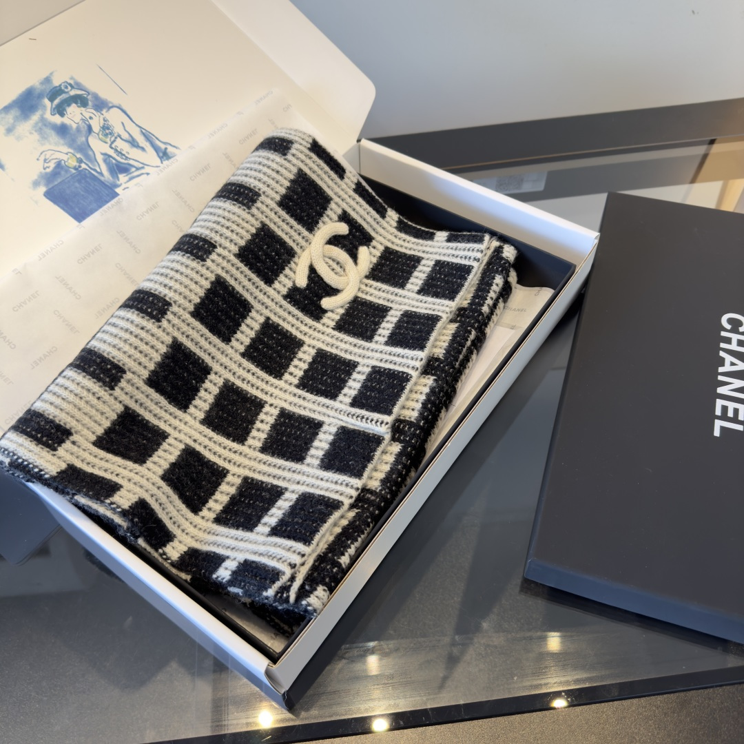 Chanel 新款Chanel · 香奈儿难得一见的针织单品 温柔配色 迷恋 气质低调恬静又不失优雅 重点推荐 一秒心动啊 高级