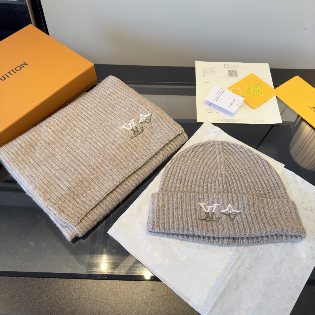 NO:586979,LV Louis Vuitton classic scarf and hat set, 100% cashmere, warm and super comfortable ~ universal for men and women ~ this is the only thing you need this winter ~ warm and fashionable!  Universal model! Can be made as a couple model!  Complete range of anti-counterfeiting labels and elevators!  Many styles, welcome to choose! High version scarf, high version scarf, louis vuitton, louis vuitton, hats19860909LV路易威登经典围巾帽子套装,百分百羊绒 暖暖呼呼,超级舒服～男士女士通用款～这个冬天你就差这么一套啦～又保暖又时尚！通用款!可以做情侣款！防伪标签吊卡齐全！多多款式,欢迎选择!高版本围巾,高版本围巾,louis vuitton,louis vuitton,hats,scarf