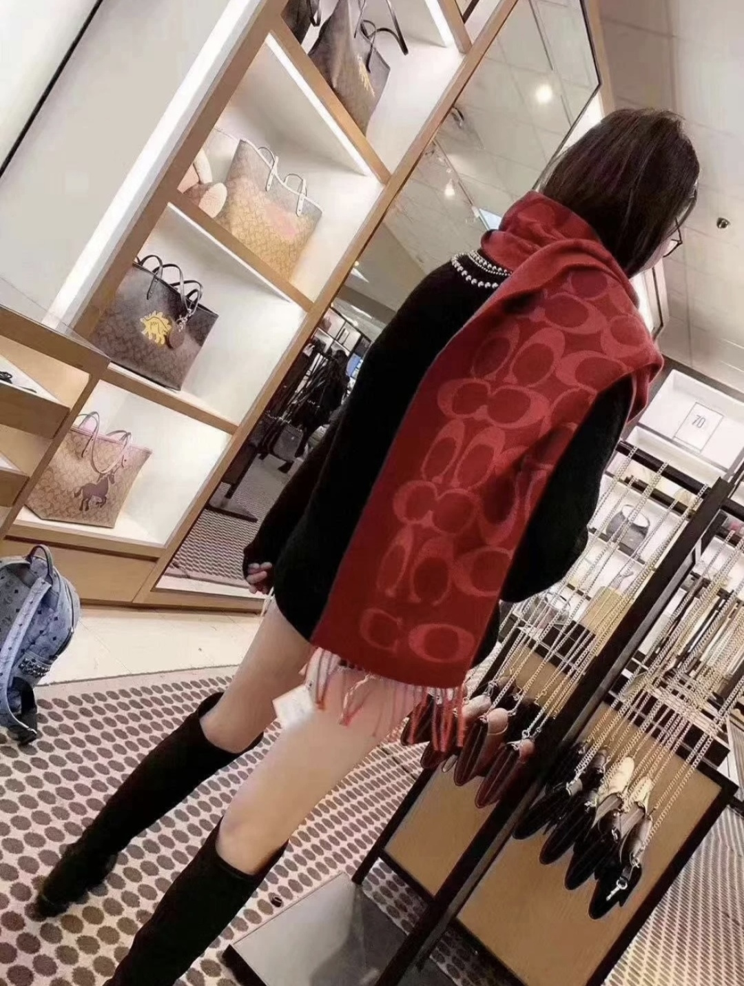 Coach COCAH · 蔻驰 标志大尺寸围巾都在抢货的节奏 【高端 尾单全套辅料齐全】Coach C字母太 了吧 不仅有颜值还有品质