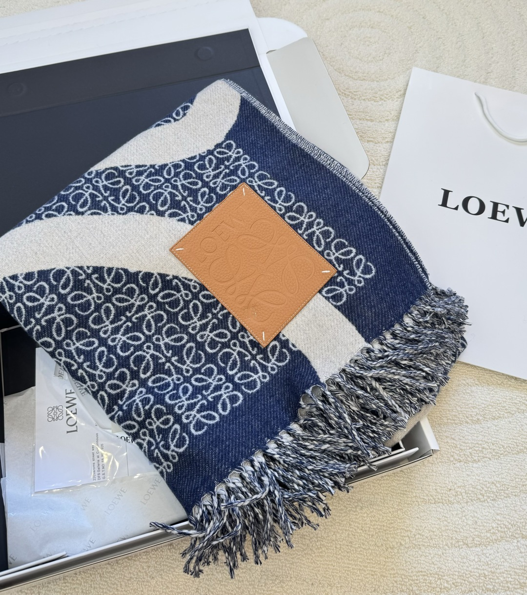 Loewe ＬＯＥＷＥ罗意威 对版品质 罗意威2024年最新款 Khaki Green奶茶驼双色羊毛提花毛毯披肩