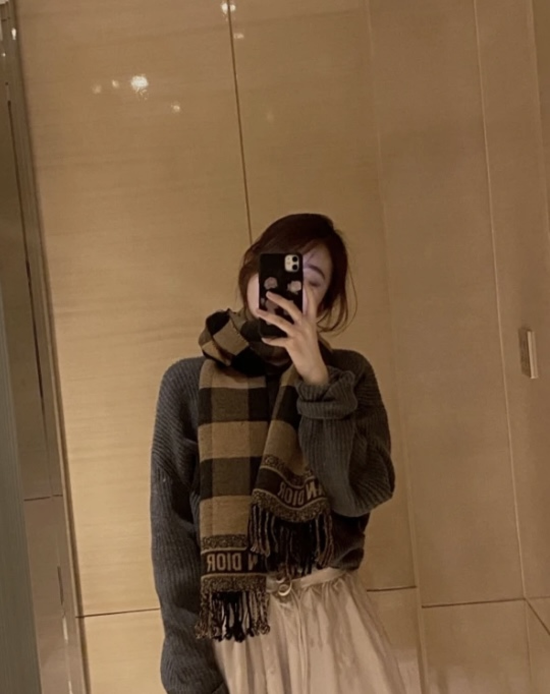 Dior Dior 先生终生对英格兰的钟爱之情致敬 采用柔软的羊毛和羊绒混纺精心制作 以流苏装饰边缘