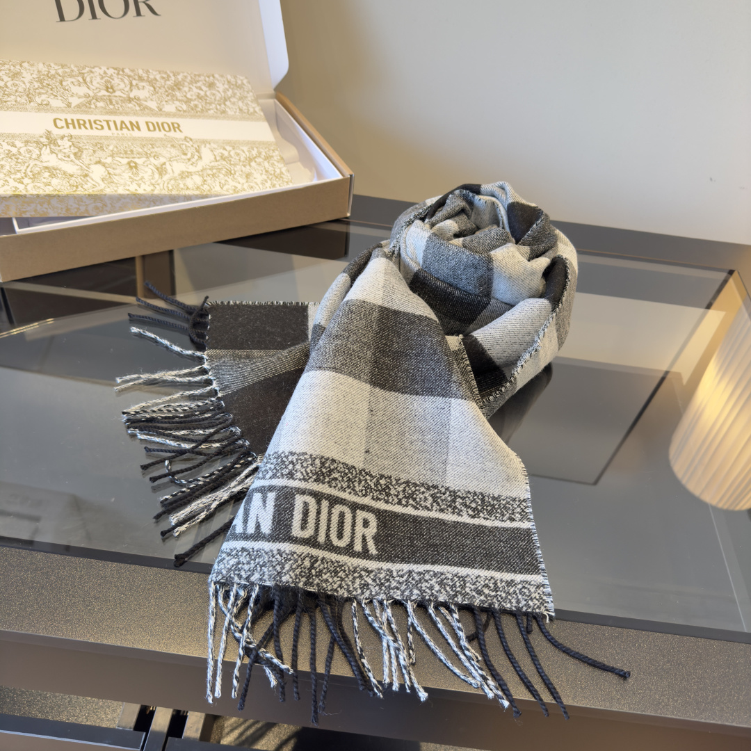 Dior Dior 先生终生对英格兰的钟爱之情致敬 采用柔软的羊毛和羊绒混纺精心制作 以流苏装饰边缘