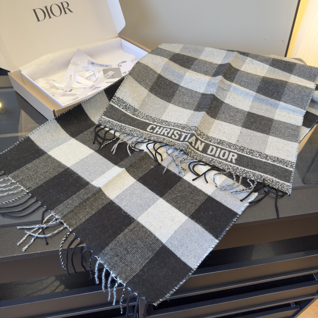 Dior Dior 先生终生对英格兰的钟爱之情致敬 采用柔软的羊毛和羊绒混纺精心制作 以流苏装饰边缘