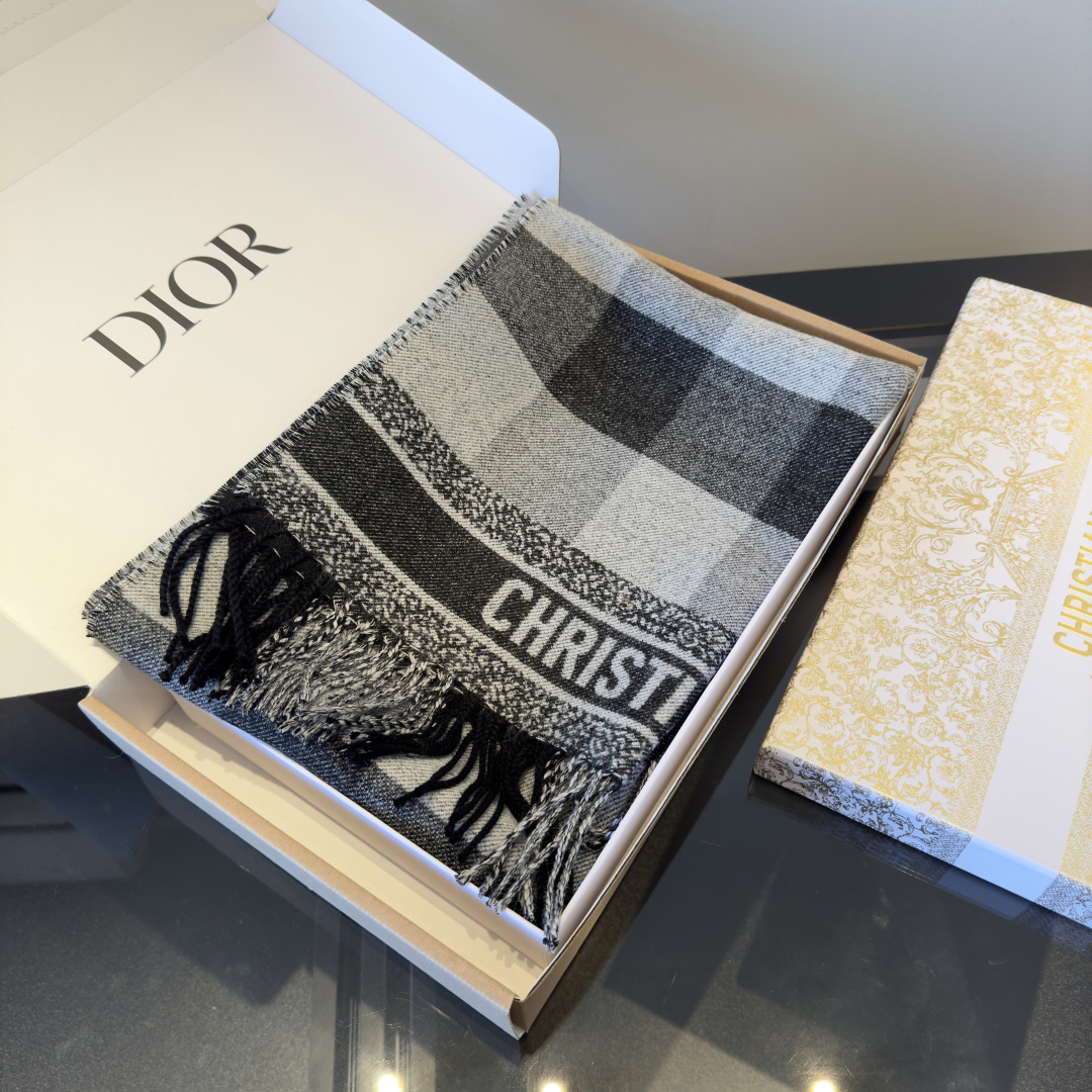 Dior Dior 先生终生对英格兰的钟爱之情致敬 采用柔软的羊毛和羊绒混纺精心制作 以流苏装饰边缘