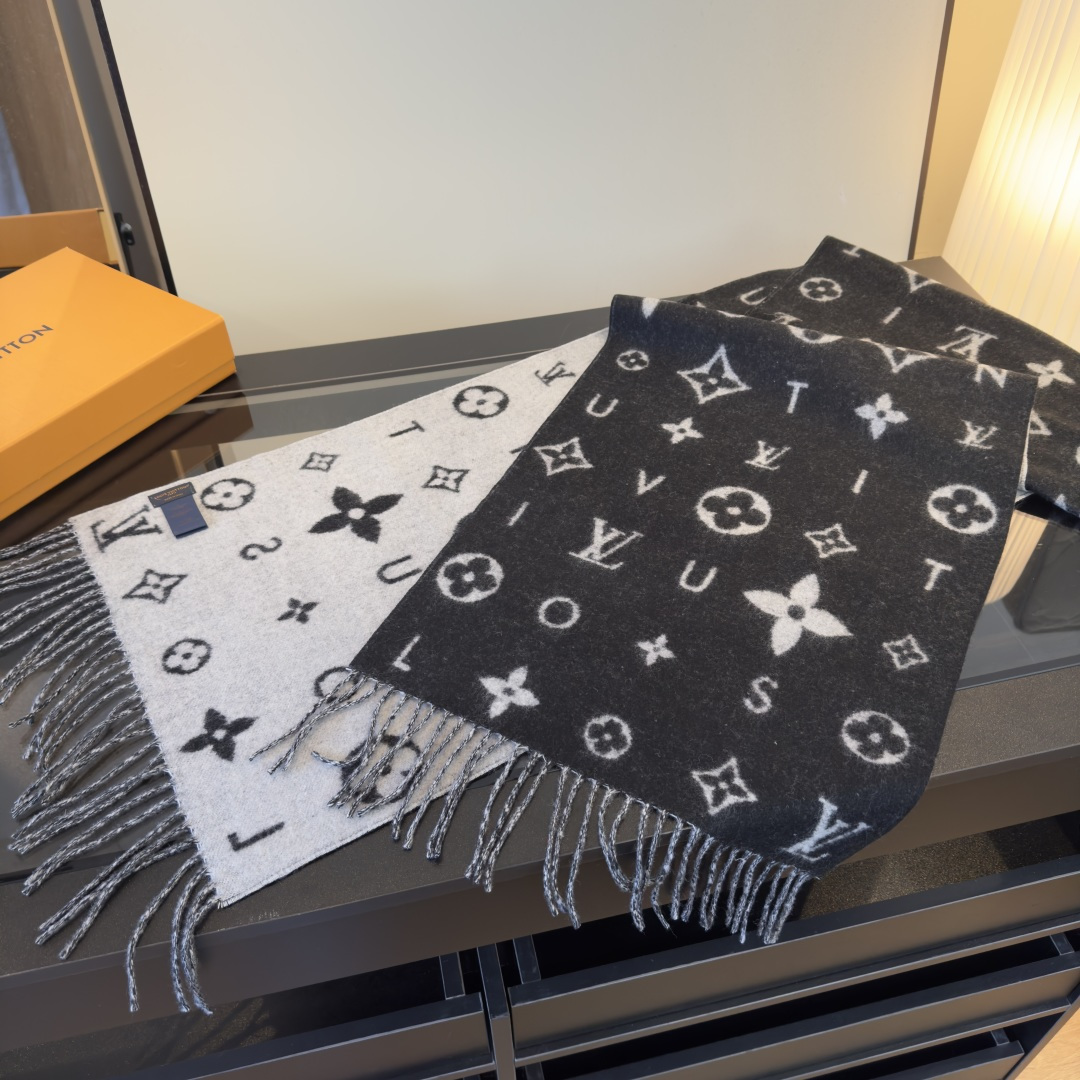 Louis Vuitton LV Reykjavik 2 0 围巾为柔软山羊绒标注 Monogram 花卉和 LV 字母