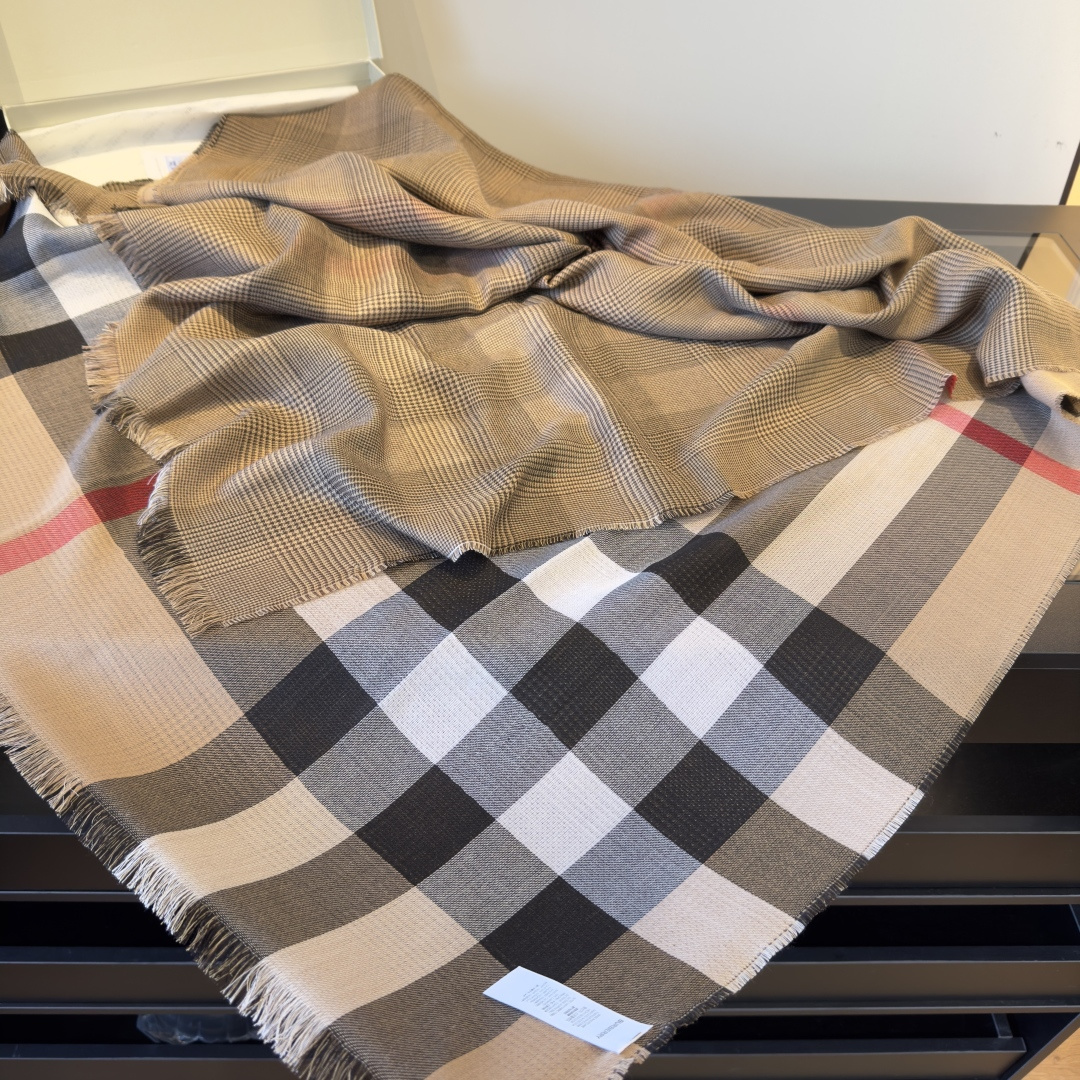 Burberry 千鸟格双面披肩