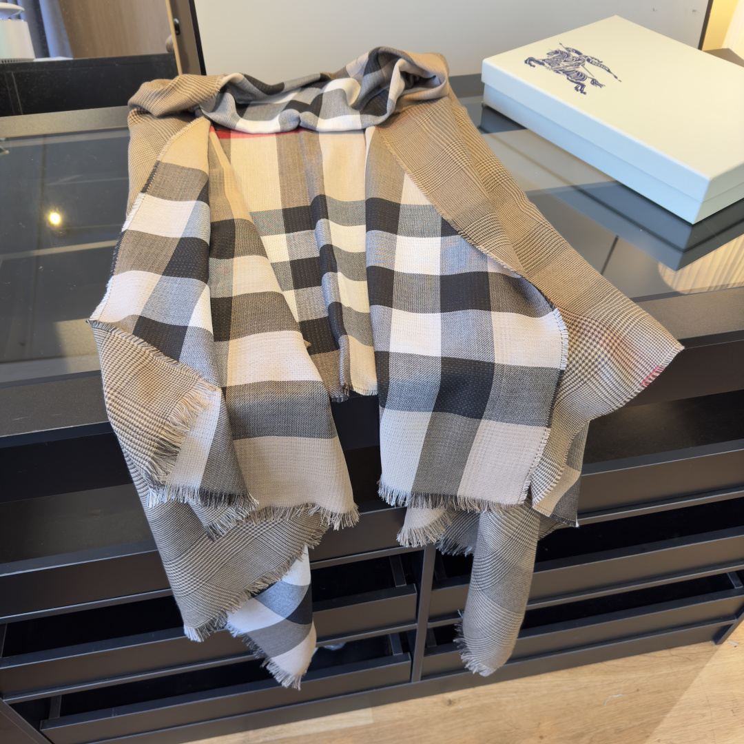 Burberry 千鸟格双面披肩