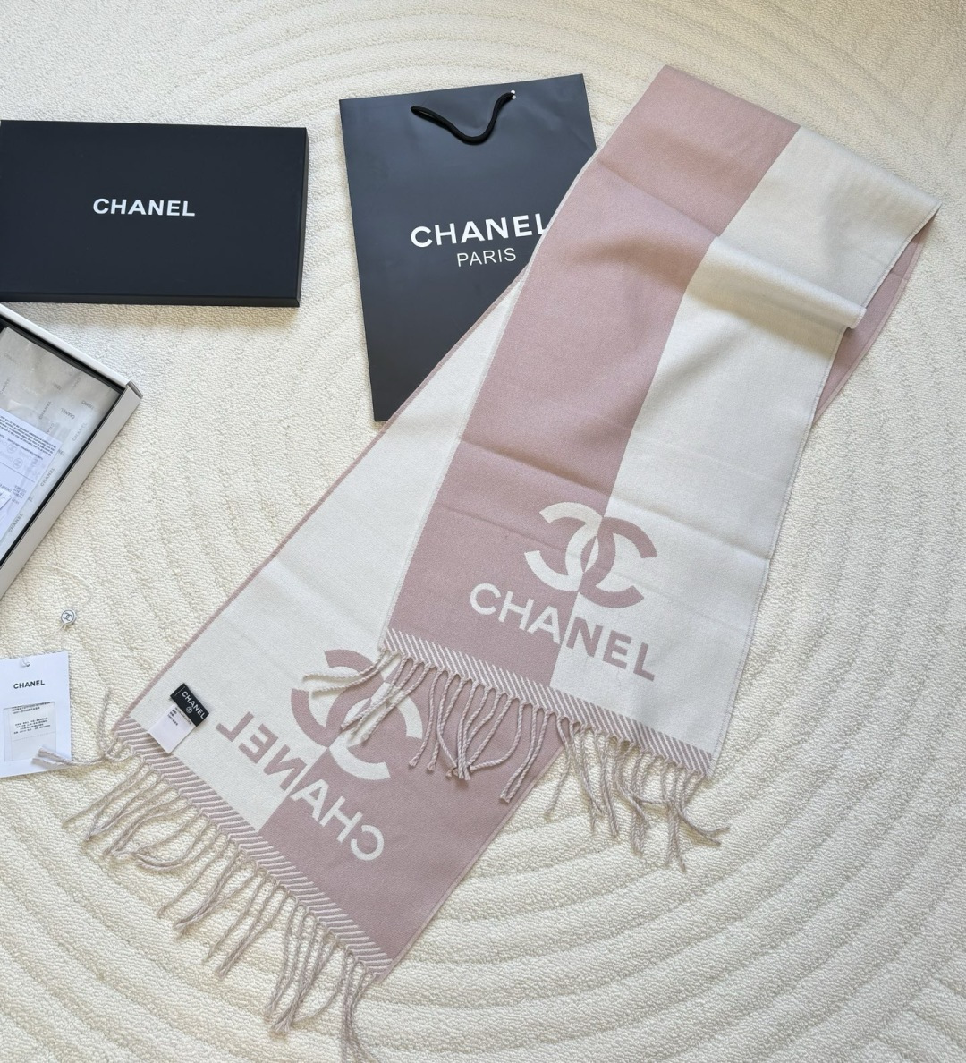 Chanel 𝐂𝐇𝐀𝐍𝐄𝐋新《双面拼色提花》裸粉色