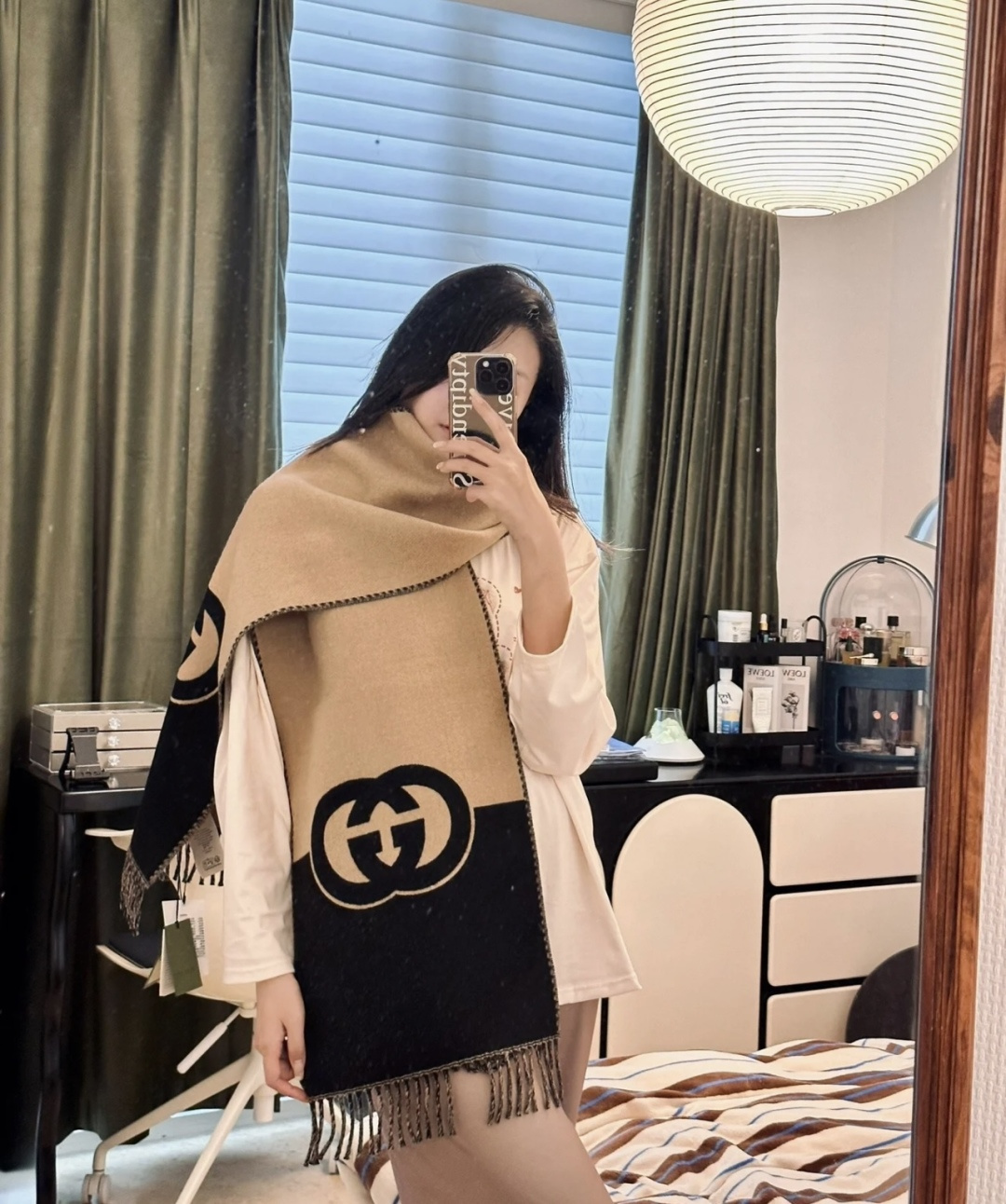 💰165¥
Gucci古琦【双面羊绒围巾】顶级双层色织工艺！此工艺只有纯正代工厂才有的工艺‼️原版紫外线加热感应双防伪吊牌！100%顶级丝羊绒，高尖端产物！时尚大牌颜色超正！超级柔软保暖亲肤，简单的素色非常大气‼️..真的是臻品罕见.大尺寸长巾！绝对是手慢无的高端精品‼️戴着它可以放心的去各大遛弯哦！190*40cm