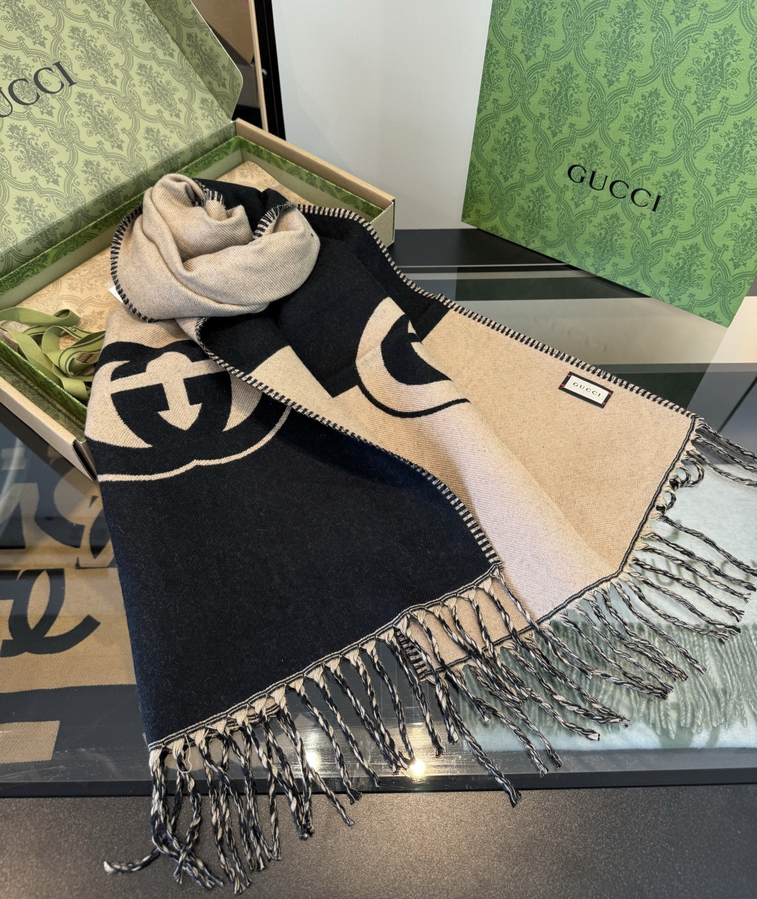 ¥ Gucci古琦【双面羊绒围巾】顶级双层色织工艺!此工艺只有纯正代工厂才有的工艺 ️原版紫外线加热感应双防伪吊牌!100%顶级丝羊绒,高尖端产物!时尚大牌颜色超正!超级柔软保暖亲肤,简单的素色非常大气 ️ 真的是臻品罕见.大尺寸长巾!绝对是手慢无的高端精品 ️戴着它可以放心的去各大遛弯哦!190*40cm
