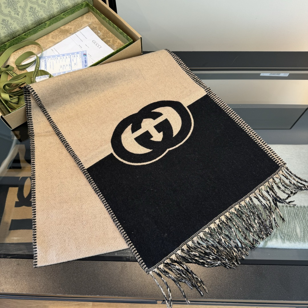 ¥ Gucci古琦【双面羊绒围巾】顶级双层色织工艺!此工艺只有纯正代工厂才有的工艺 ️原版紫外线加热感应双防伪吊牌!100%顶级丝羊绒,高尖端产物!时尚大牌颜色超正!超级柔软保暖亲肤,简单的素色非常大气 ️ 真的是臻品罕见.大尺寸长巾!绝对是手慢无的高端精品 ️戴着它可以放心的去各大遛弯哦!190*40cm