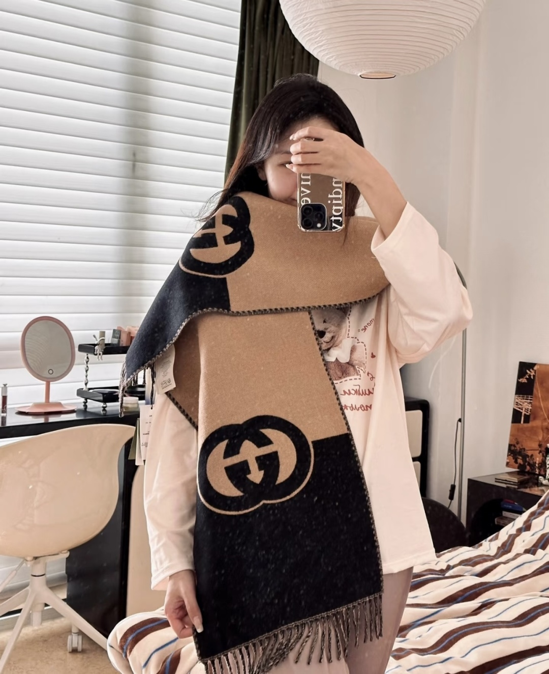 ¥ Gucci古琦【双面羊绒围巾】顶级双层色织工艺!此工艺只有纯正代工厂才有的工艺 ️原版紫外线加热感应双防伪吊牌!100%顶级丝羊绒,高尖端产物!时尚大牌颜色超正!超级柔软保暖亲肤,简单的素色非常大气 ️ 真的是臻品罕见.大尺寸长巾!绝对是手慢无的高端精品 ️戴着它可以放心的去各大遛弯哦!190*40cm