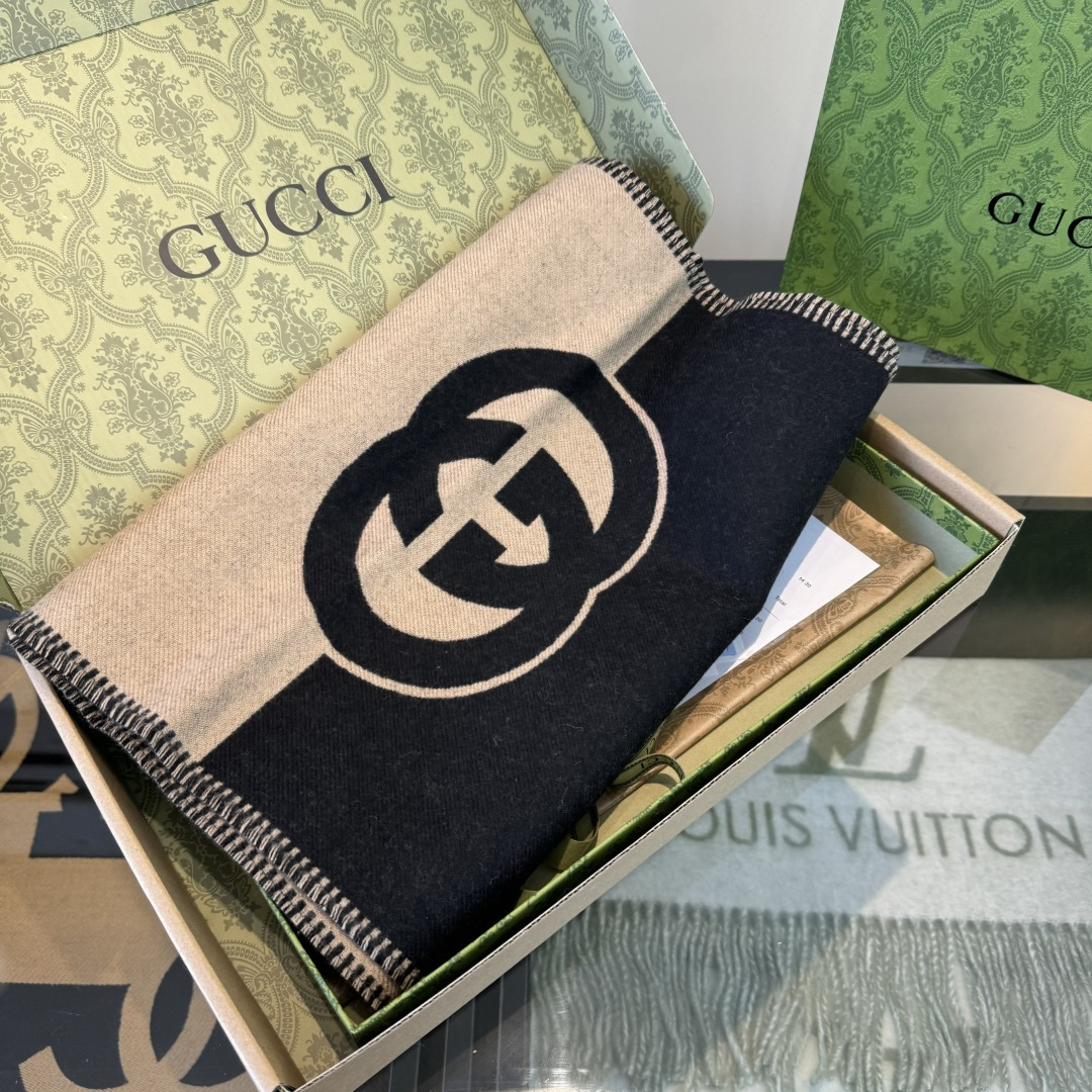 ¥ Gucci古琦【双面羊绒围巾】顶级双层色织工艺!此工艺只有纯正代工厂才有的工艺 ️原版紫外线加热感应双防伪吊牌!100%顶级丝羊绒,高尖端产物!时尚大牌颜色超正!超级柔软保暖亲肤,简单的素色非常大气 ️ 真的是臻品罕见.大尺寸长巾!绝对是手慢无的高端精品 ️戴着它可以放心的去各大遛弯哦!190*40cm