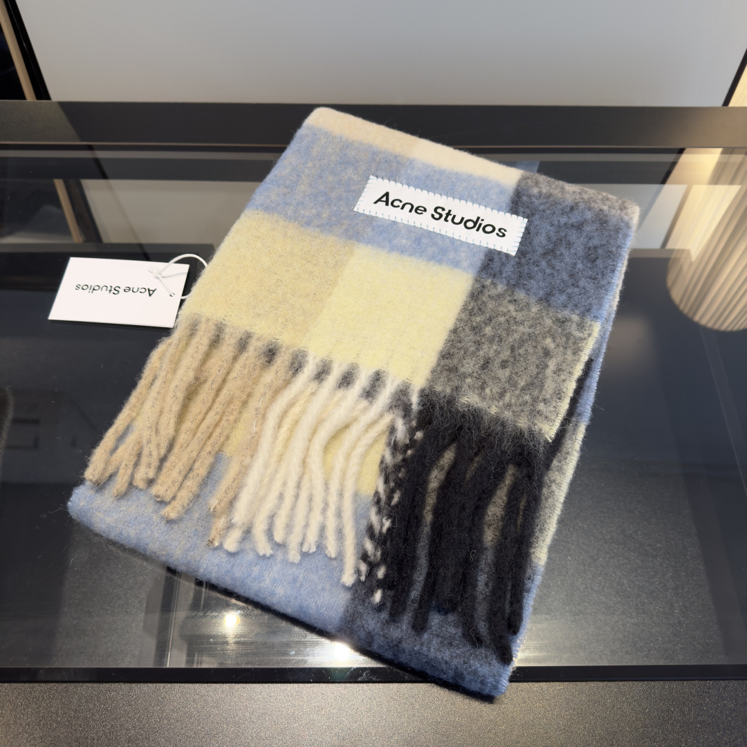 NO:586980,Original factory original order, ACNE's new alpaca and mohair rainbow scarf, the warm colors of Stockholm!  I fell in love at first sight, super good-looking!  Dream color matching, instant sale of all versions on the market, real original items, Acne scarves always surprise people, the classic 'Valley' large profile version was born in Italy, blended with Nordic warm color splicing, super versatile, immersed in various color cards, you can bury your head in a big scarf in winter, super warm!  The wrapping degree is high and the face looks small!  The wool-containing mohair fabric is quite wide and comfortable, and the thick tassels are as cute as shrimp crackers!  The hand-wrapped oversized logo is particularly exquisite and surprising!  Specifications, 28*250cm, composition 33 alpaca 25 wool 22 nylon 20 mohair high version scarf, high version scarf,acne studios19860909原厂原单,ACNE新款羊驼毛马海毛彩虹围巾,斯德哥尔摩的温暖色彩！第一眼便爱上,超高颜值！梦幻配色,秒杀市面上所有版本,真正的原单货,Acne的围巾总是让人惊喜, 经典“Valley” 大廓形版本诞生于意大利,融入北欧暖色系拼接,超级百搭,沉浸在各种色彩的色卡里,冬天里可以把头埋在大大的围巾里,超级暖活！包裹度高,显得脸小！含羊毛的马海毛,面料挺阔舒适,厚厚的流苏象虾条一样可爱！手工包针的超大Logo格外精致和惊喜！规格,28*250cm,成分33羊驼毛25羊毛22尼龙20马海毛 高版本围巾,高版本围巾,acne studios,scarf