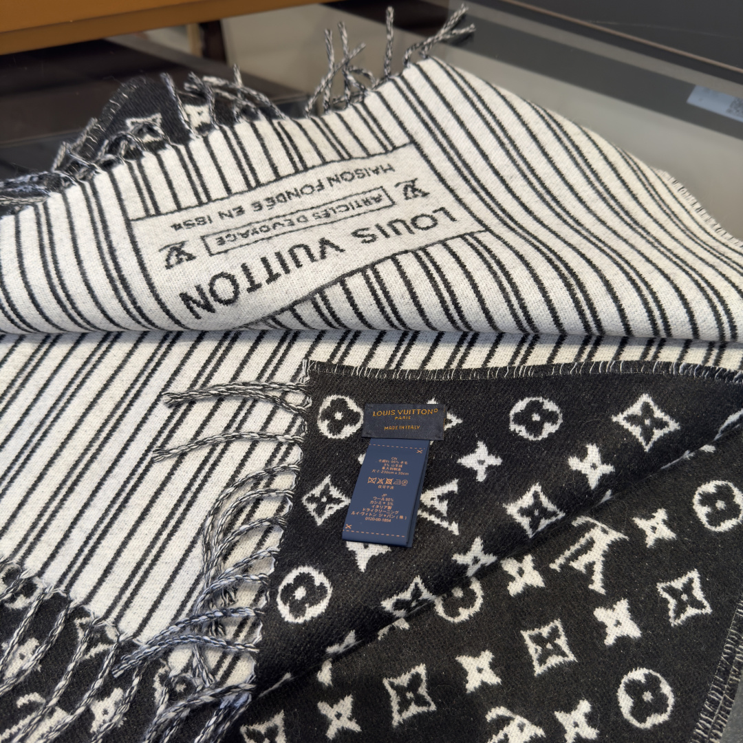 Louis Vuitton 本款 My Neverfull 围巾为柔暖毛绒混纺铺陈 Monogram 图案和路易威登成衣系列的 Neverfull 条纹