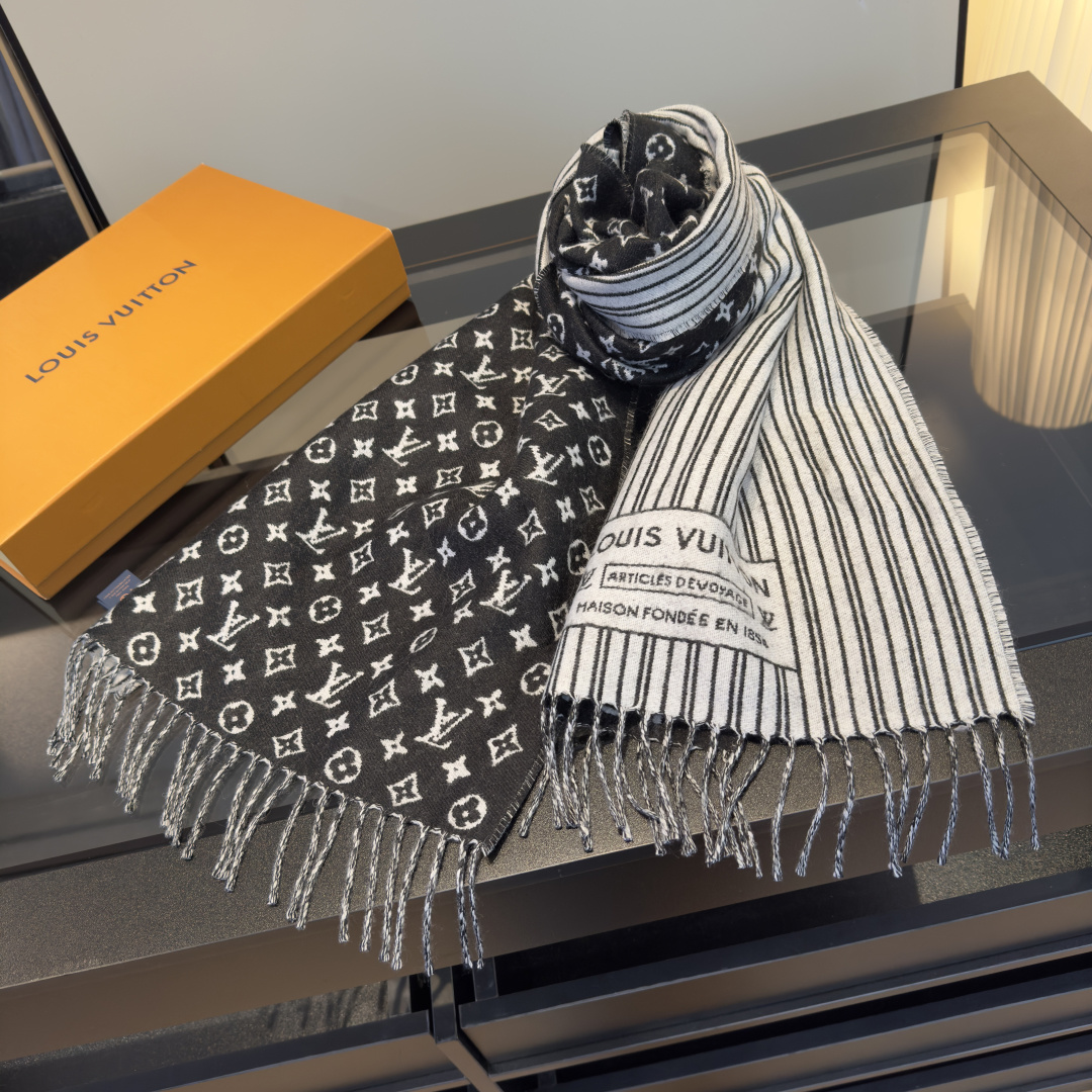 Louis Vuitton 本款 My Neverfull 围巾为柔暖毛绒混纺铺陈 Monogram 图案和路易威登成衣系列的 Neverfull 条纹