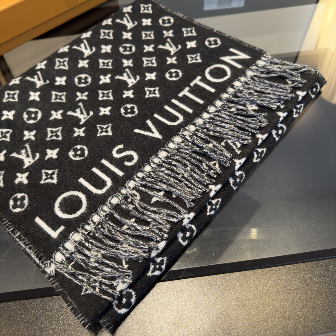 Louis Vuitton 本款 My Neverfull 围巾为柔暖毛绒混纺铺陈 Monogram 图案和路易威登成衣系列的 Neverfull 条纹
