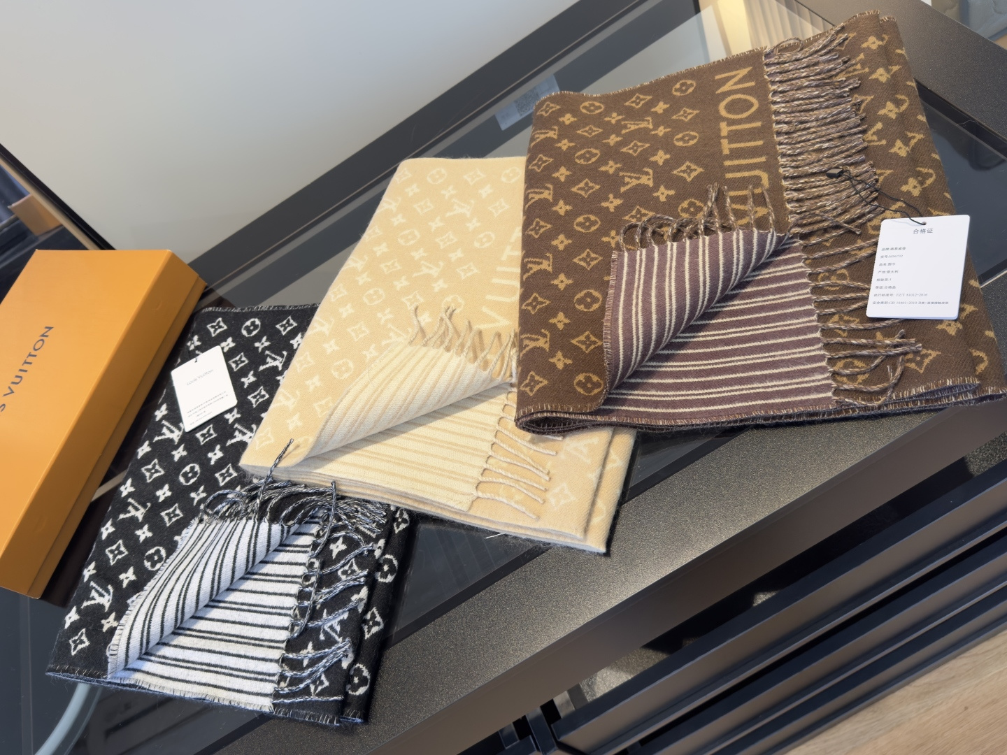 Louis Vuitton 本款 My Neverfull 围巾为柔暖毛绒混纺铺陈 Monogram 图案和路易威登成衣系列的 Neverfull 条纹