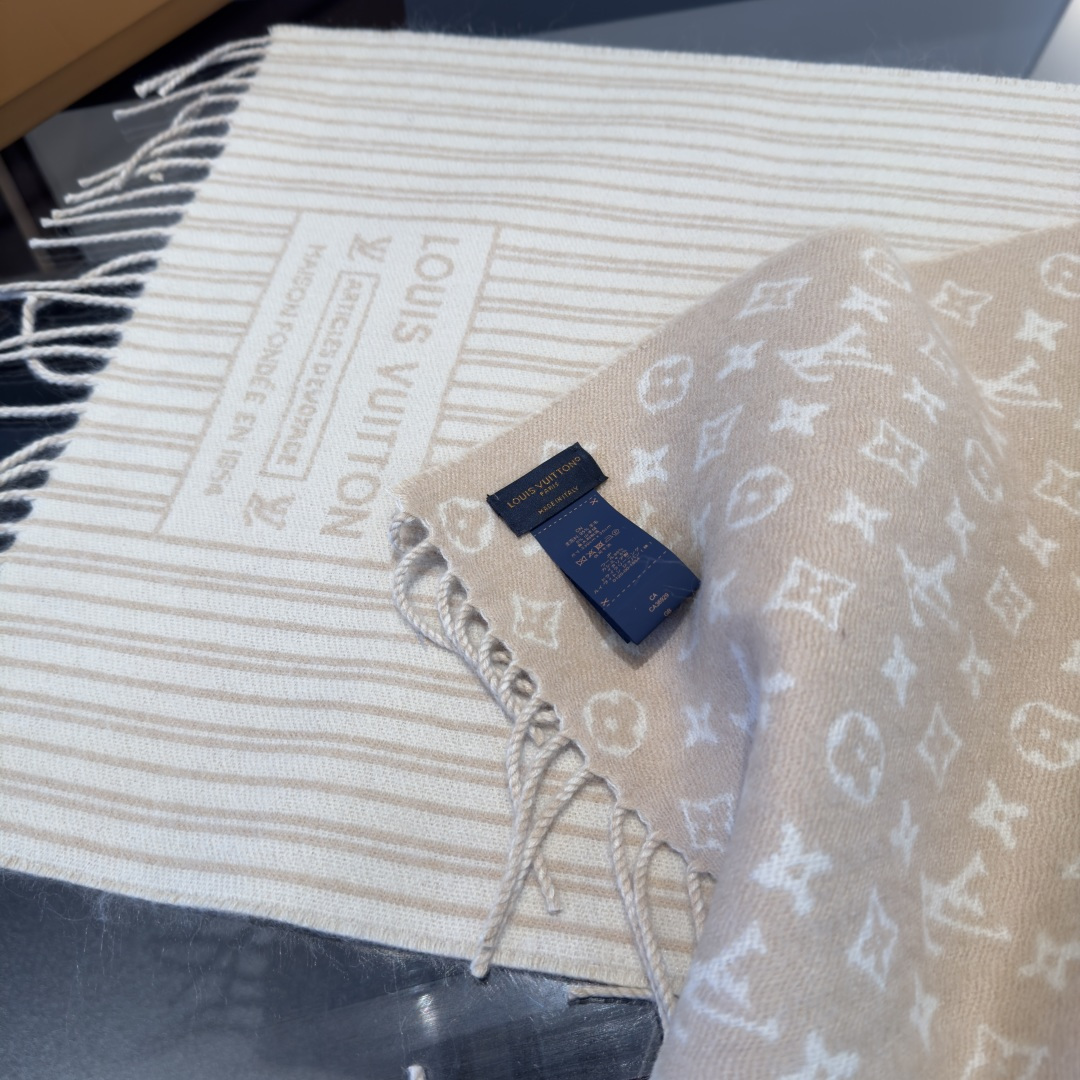 Louis Vuitton 本款 My Neverfull 围巾为柔暖毛绒混纺铺陈 Monogram 图案和路易威登成衣系列的 Neverfull 条纹