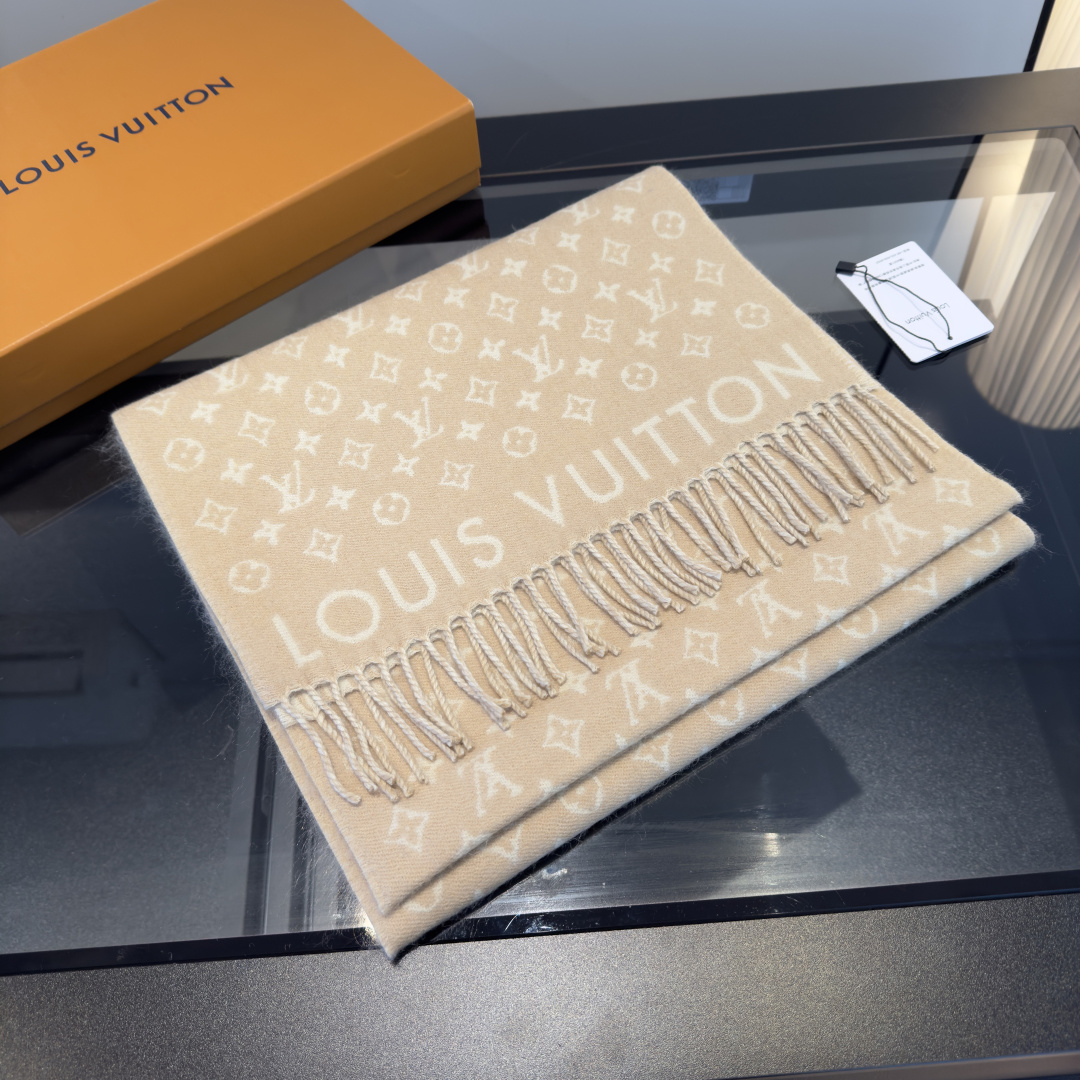 Louis Vuitton 本款 My Neverfull 围巾为柔暖毛绒混纺铺陈 Monogram 图案和路易威登成衣系列的 Neverfull 条纹