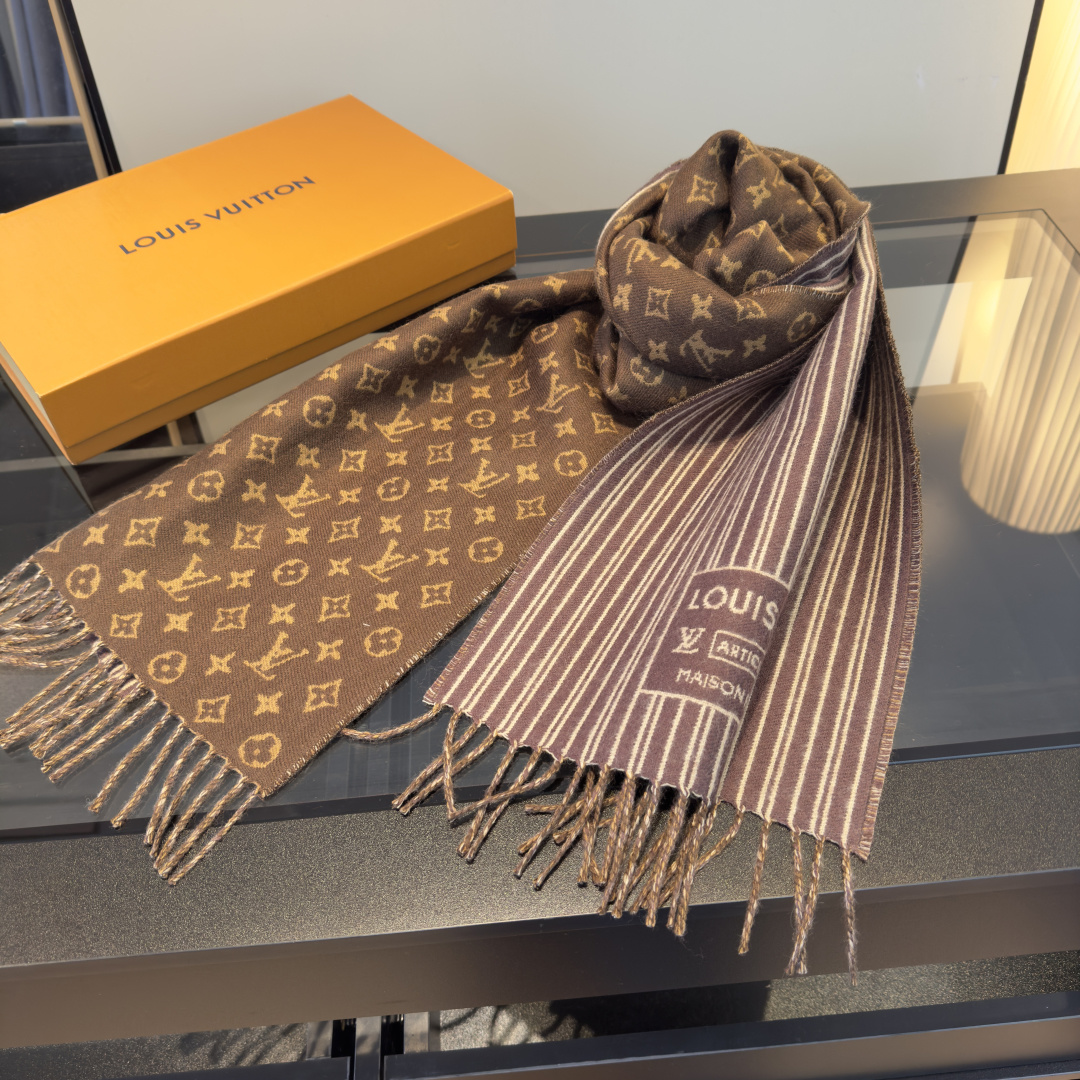Louis Vuitton 本款 My Neverfull 围巾为柔暖毛绒混纺铺陈 Monogram 图案和路易威登成衣系列的 Neverfull 条纹