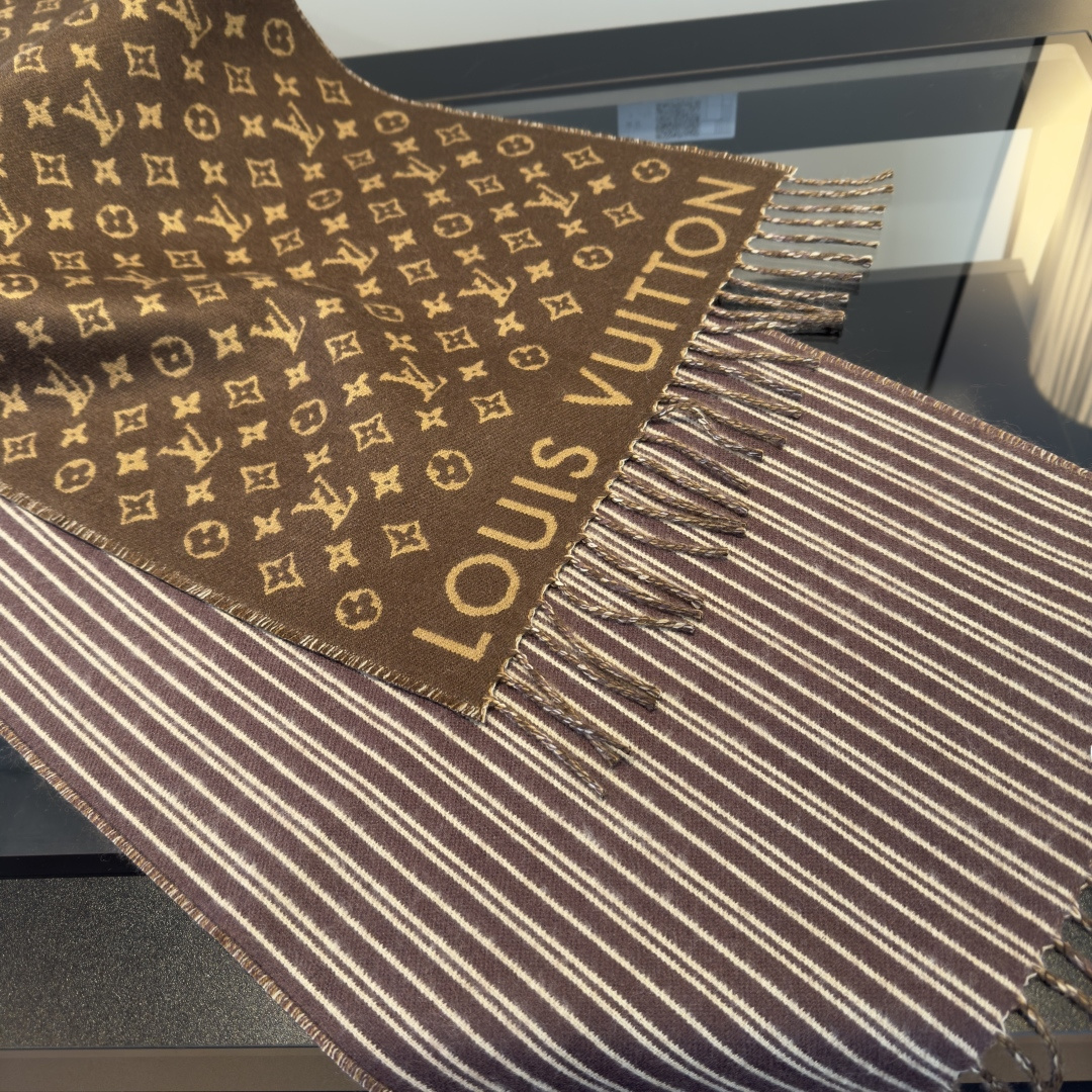 Louis Vuitton 本款 My Neverfull 围巾为柔暖毛绒混纺铺陈 Monogram 图案和路易威登成衣系列的 Neverfull 条纹