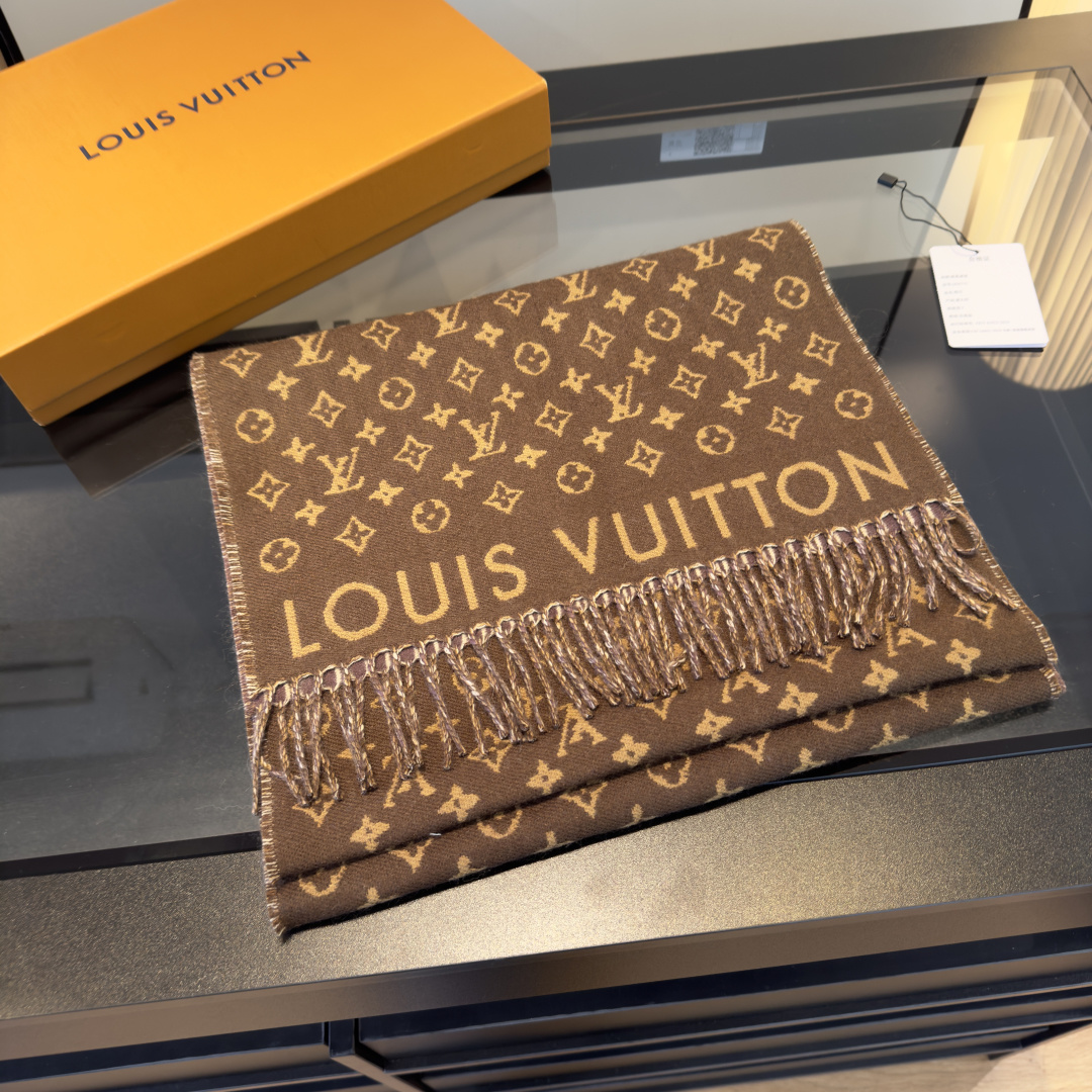 Louis Vuitton 本款 My Neverfull 围巾为柔暖毛绒混纺铺陈 Monogram 图案和路易威登成衣系列的 Neverfull 条纹