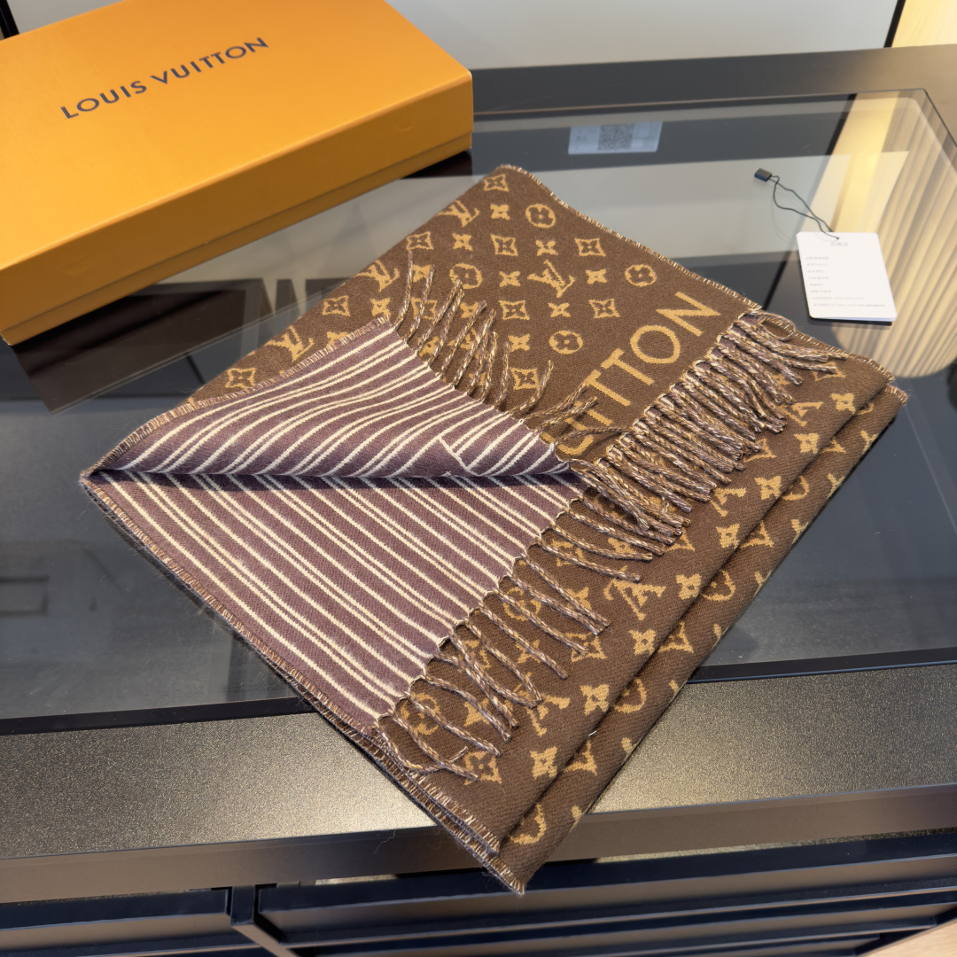 Louis Vuitton 本款 My Neverfull 围巾为柔暖毛绒混纺铺陈 Monogram 图案和路易威登成衣系列的 Neverfull 条纹