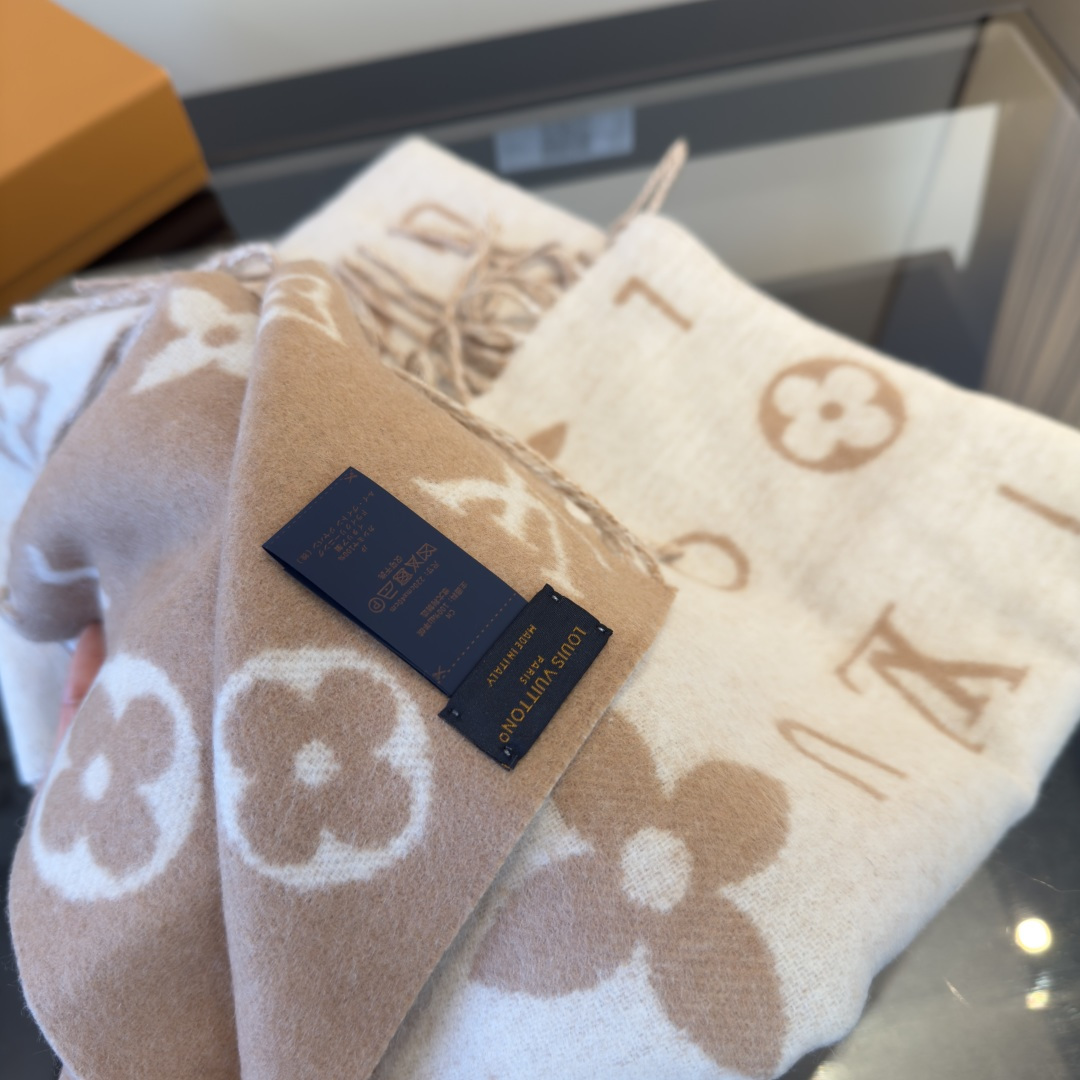Louis Vuitton LV Reykjavik 2 0 围巾为柔软山羊绒标注 Monogram 花卉和 LV 字母