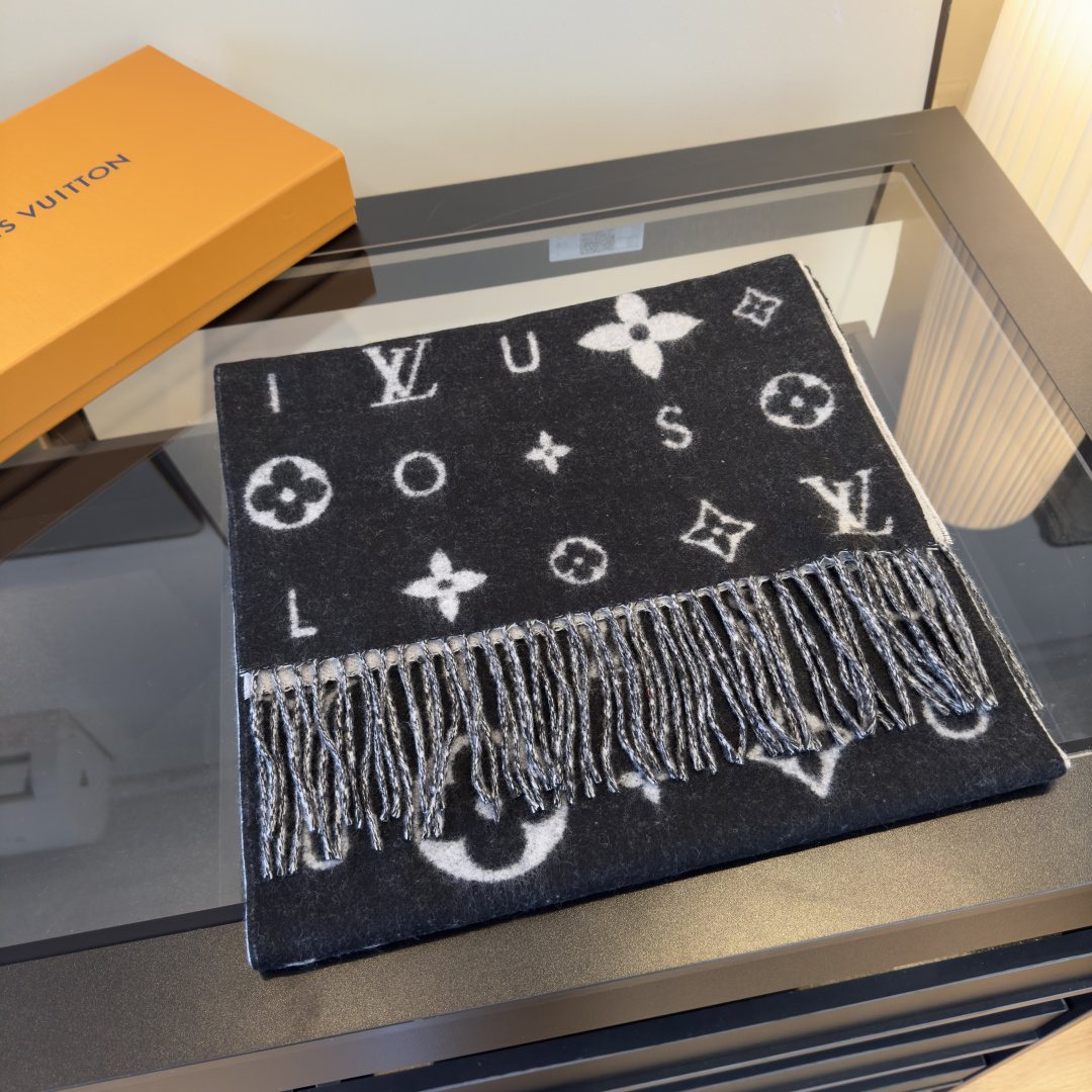 NO:586970,LV Reykjavik 2.0 scarf is made of soft cashmere marked with Monogram flowers and LV letters, embellished with a single letter of the brand name, renewing the classic with a modern style. The elongated design is suitable for wrapping around the neck and can also be used as a balaclava. 220 x 40 cm (excluding tassels), cashmere Monogram pattern tassel trim high version scarf, high version scarf, louis vuitton, hats19860909LV Reykjavik 2.0 围巾为柔软山羊绒标注 Monogram 花卉和 LV 字母,其间点缀品牌名称的单一字母,以摩登风姿焕新经典.加长设计适宜环绕颈部,亦可用作巴拉克拉法帽. 220 x40厘米（不含流苏）, 山羊绒 Monogram 图案 流苏饰边高版本围巾,高版本围巾,louis vuitton,hats,scarf