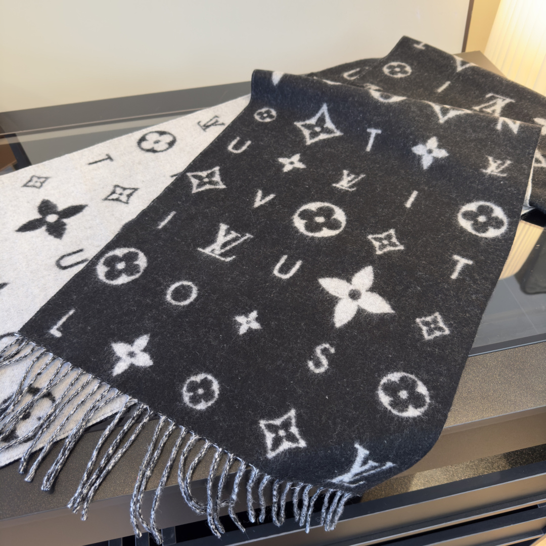 Louis Vuitton LV Reykjavik 2 0 围巾为柔软山羊绒标注 Monogram 花卉和 LV 字母