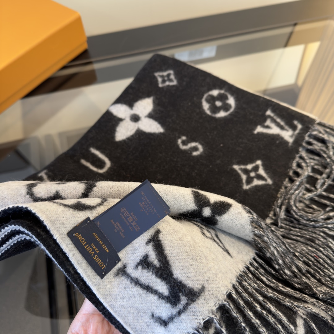 Louis Vuitton LV Reykjavik 2 0 围巾为柔软山羊绒标注 Monogram 花卉和 LV 字母