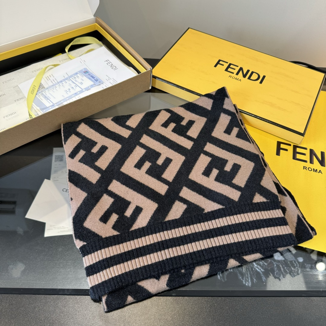 Fendi F家 【 得要命 这种F一定要见好就收】最好的品质才好意思让你们大大方方的美 吐老血推荐啊 品质无敌非常厚实温暖 款式更不用多说
