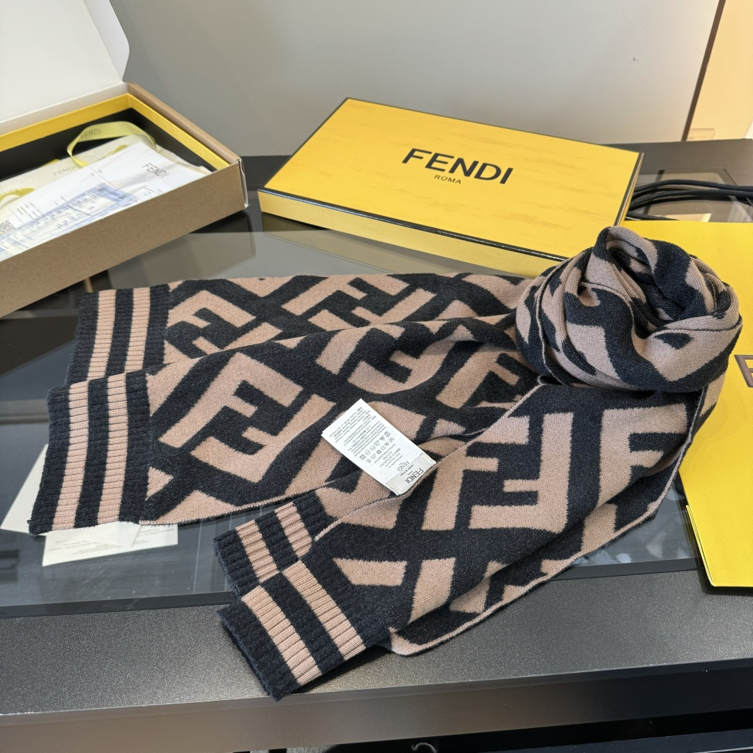 Fendi F家 【 得要命 这种F一定要见好就收】最好的品质才好意思让你们大大方方的美 吐老血推荐啊 品质无敌非常厚实温暖 款式更不用多说