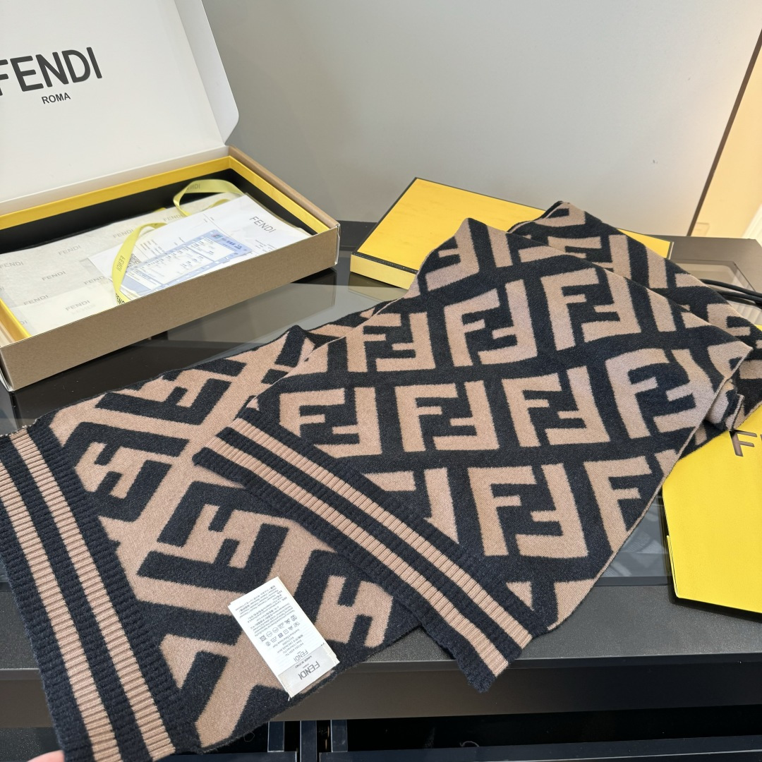 Fendi F家 【 得要命 这种F一定要见好就收】最好的品质才好意思让你们大大方方的美 吐老血推荐啊 品质无敌非常厚实温暖 款式更不用多说