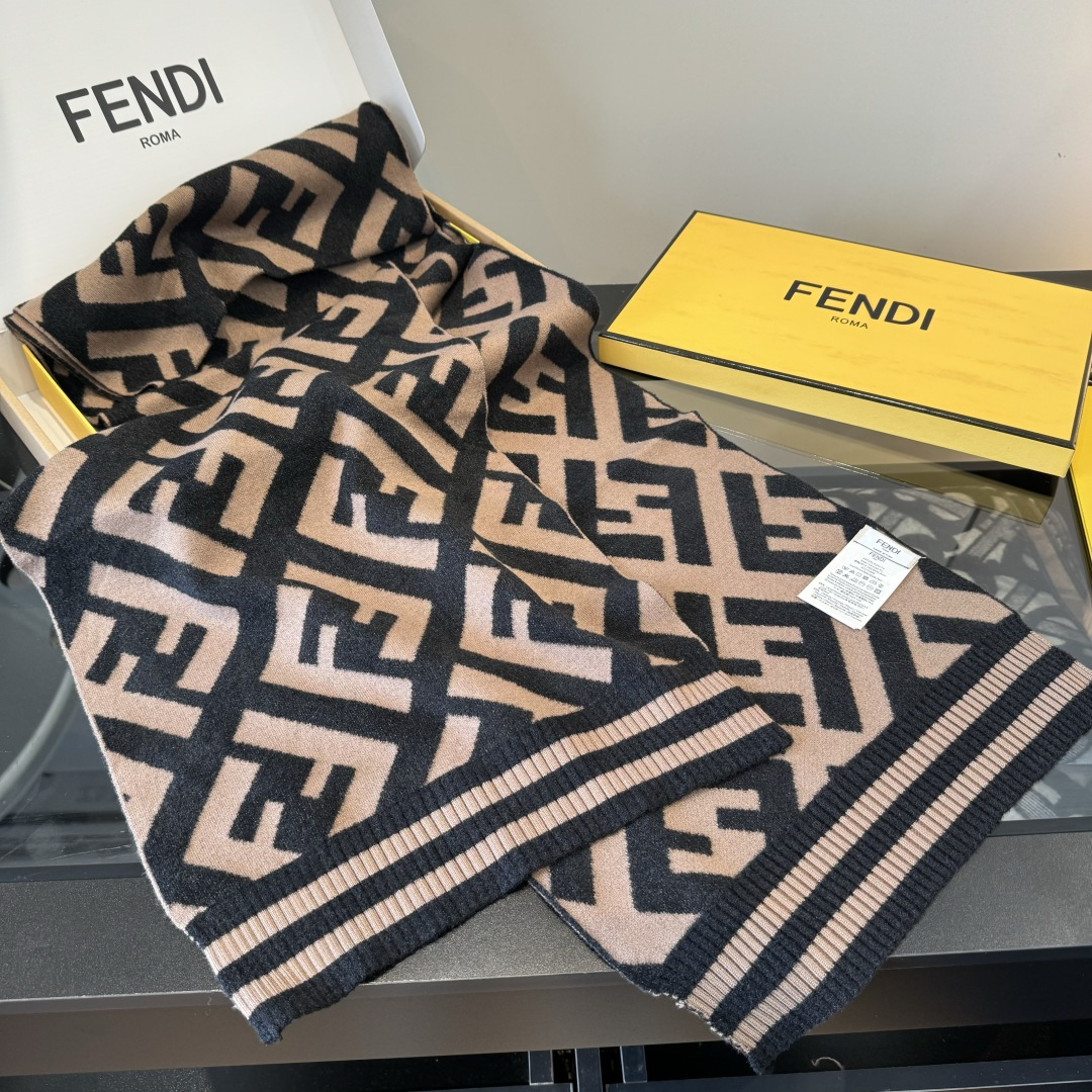 Fendi F家 【 得要命 这种F一定要见好就收】最好的品质才好意思让你们大大方方的美 吐老血推荐啊 品质无敌非常厚实温暖 款式更不用多说