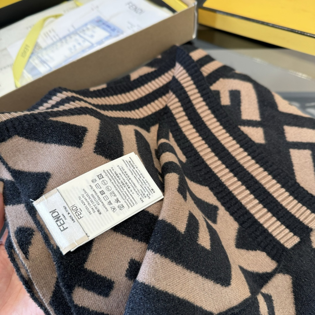Fendi F家 【 得要命 这种F一定要见好就收】最好的品质才好意思让你们大大方方的美 吐老血推荐啊 品质无敌非常厚实温暖 款式更不用多说